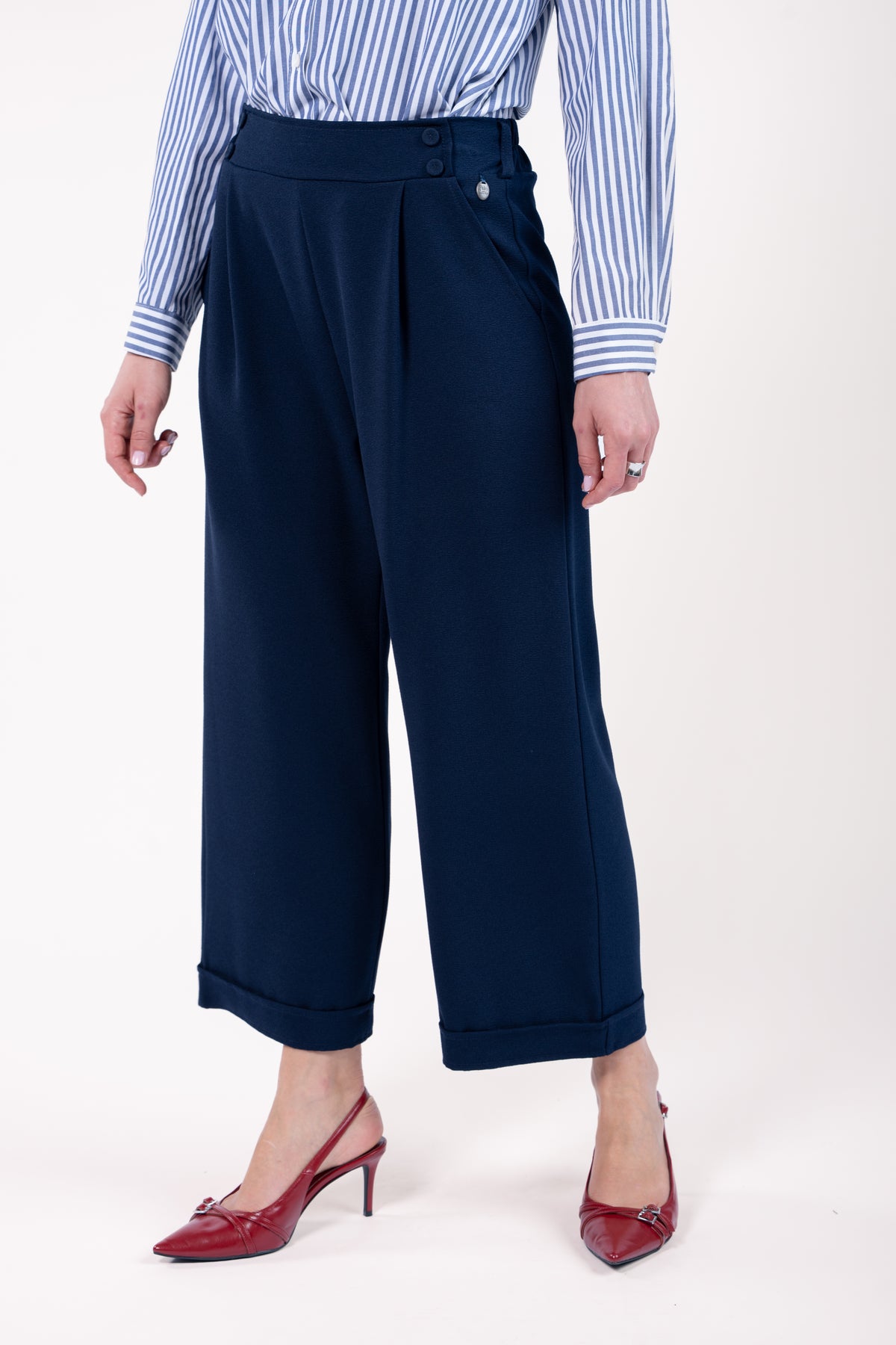 Pantalon large 7/8ème femme bleu marine et escarpin rouge 