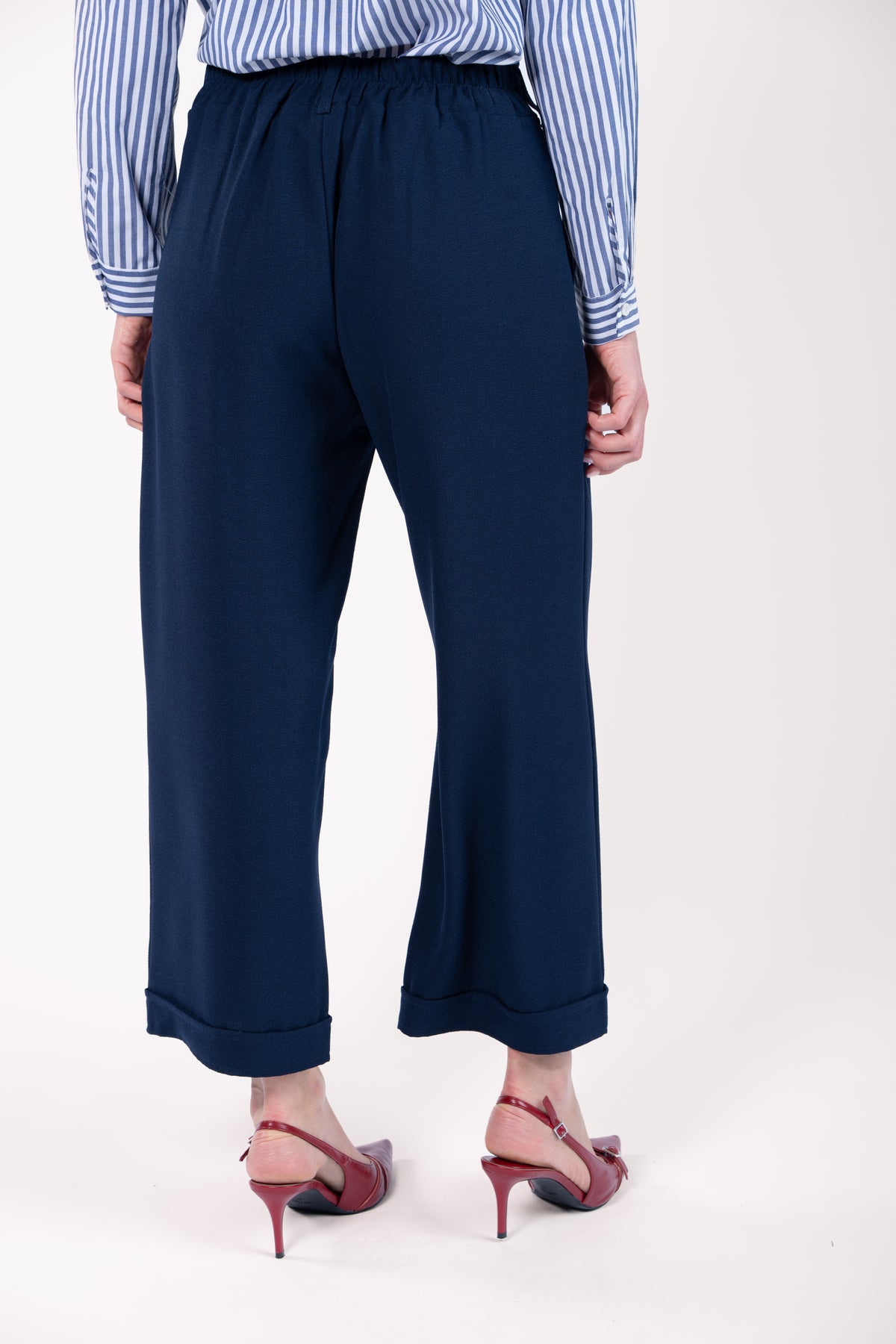 Pantalon large 7/8ème femme bleu marine et escarpin rouge de dos