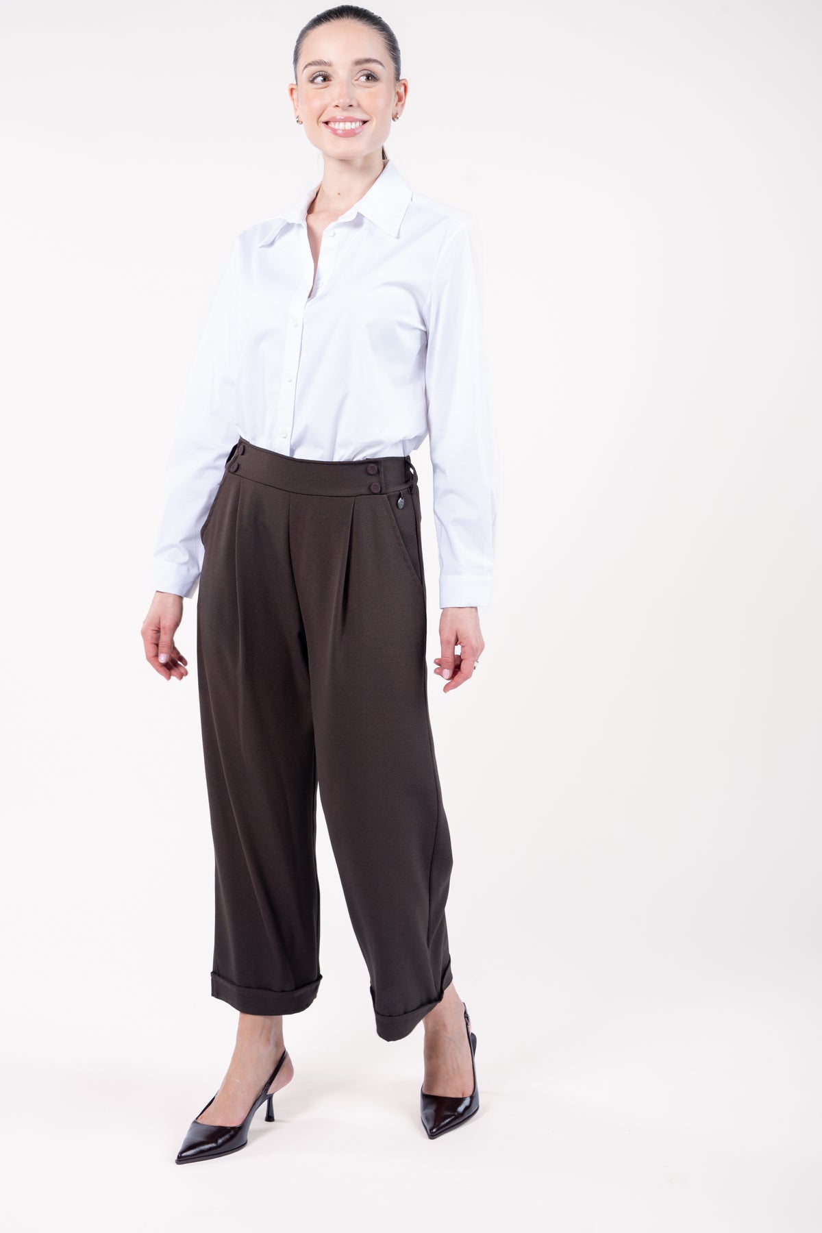 Chemise blanche avec pantalon large 7/8ème femme marron et escarpin noir 