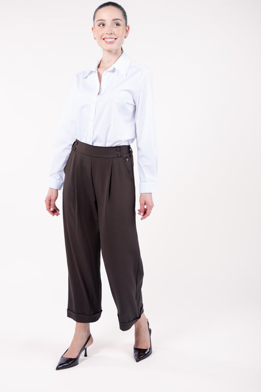 Chemise blanche avec pantalon large 7/8ème femme marron et escarpin noir 