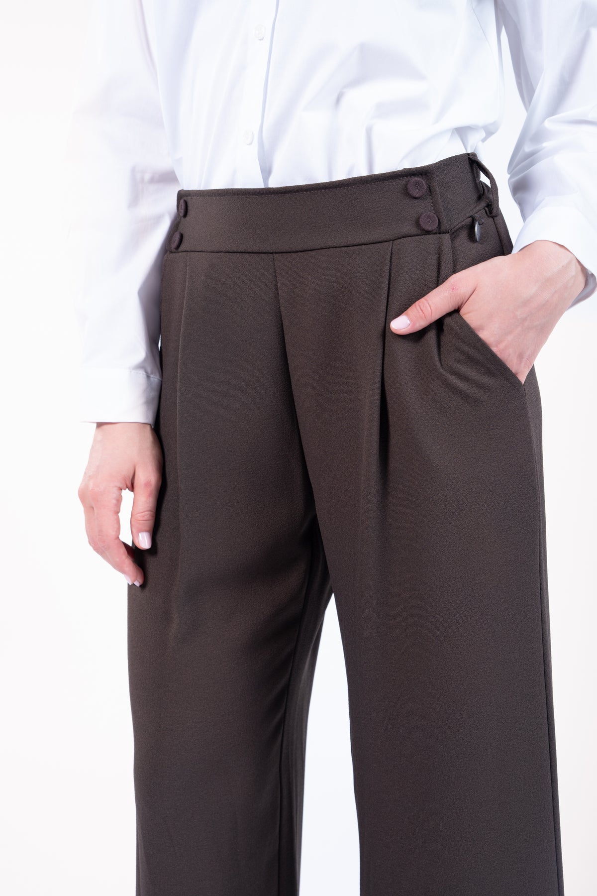 Chemise blanche avec pantalon large 7/8ème femme marron et escarpin noir 