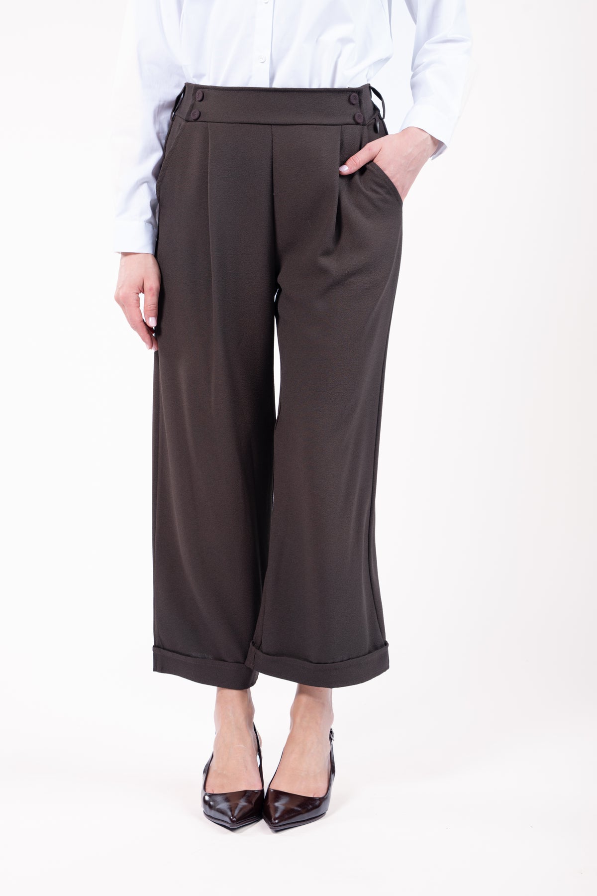 Chemise blanche avec pantalon large 7/8ème femme marron et escarpin noir 