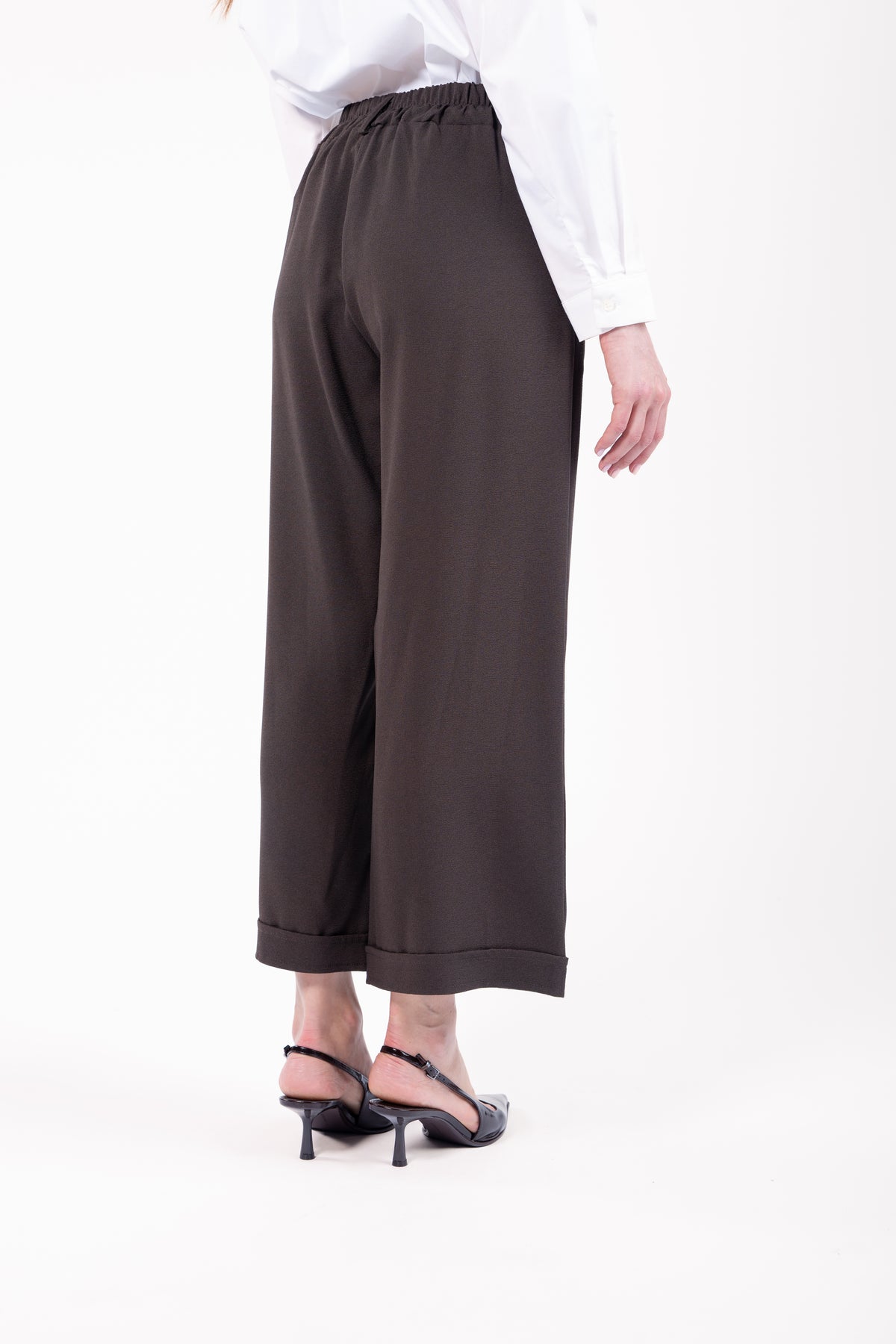 Chemise blanche avec pantalon large 7/8ème femme marron et escarpin noir de dos