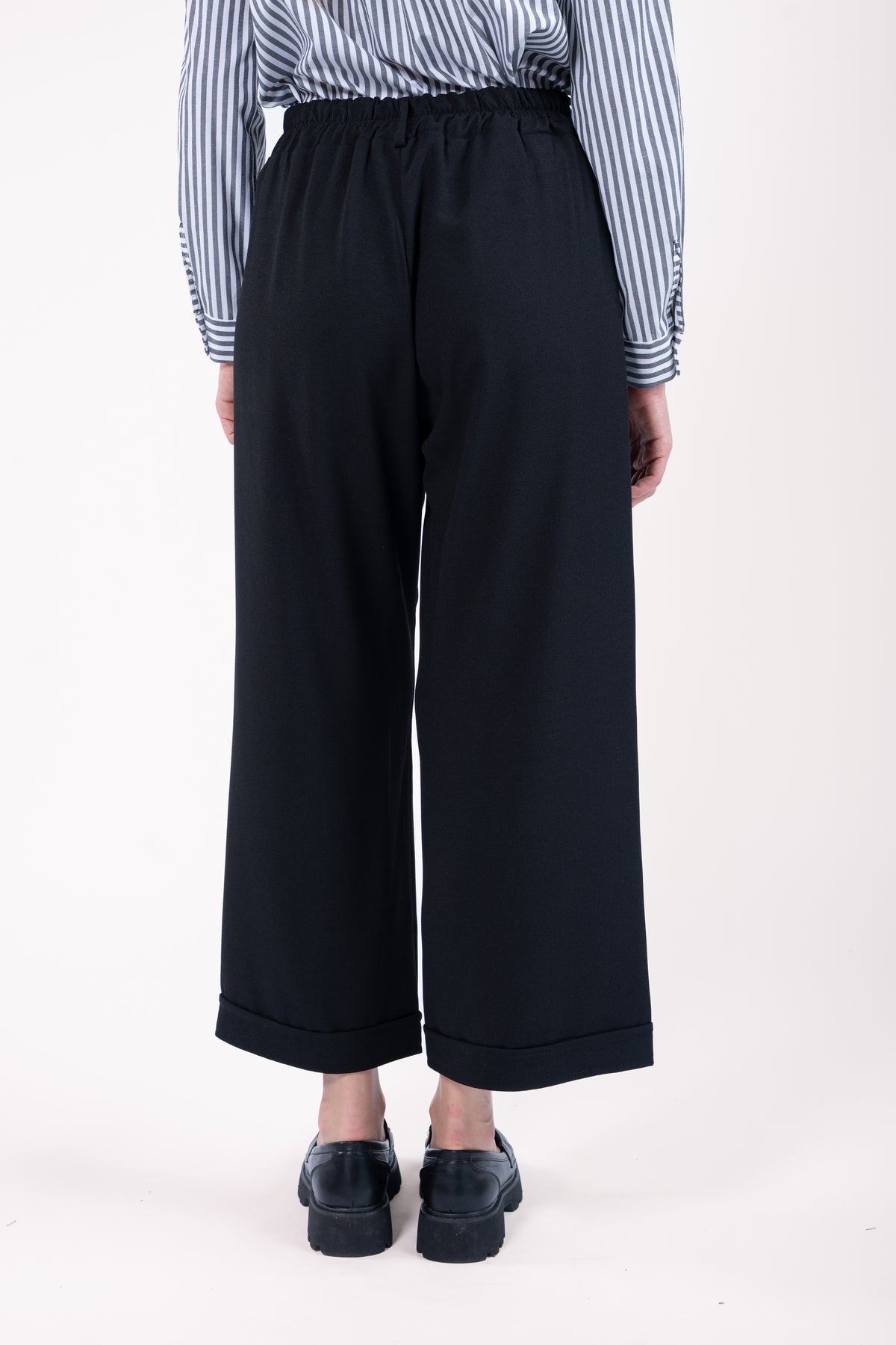 Pantalon large 7/8ème femme noir de dos avec mocassin 