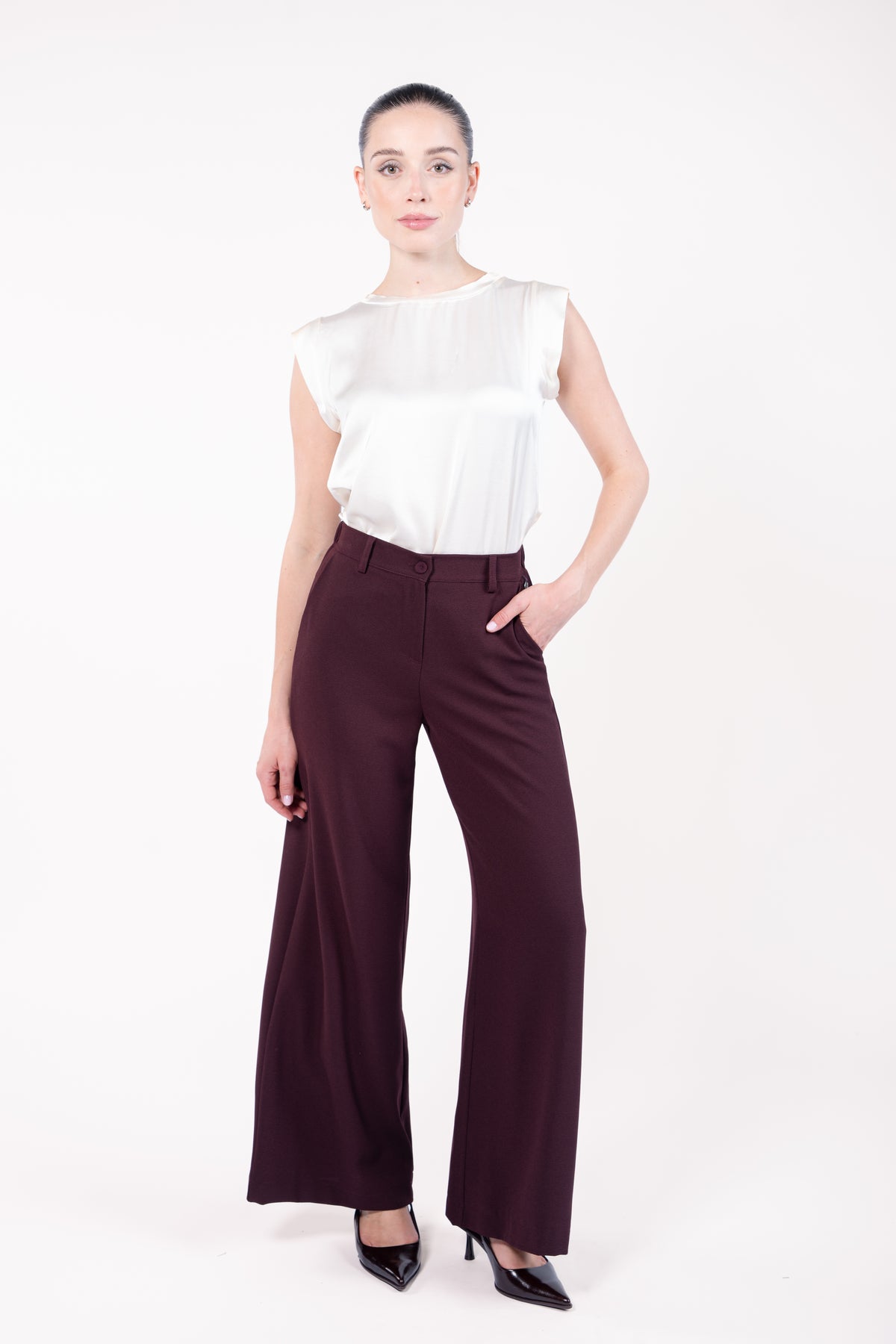 Top mini manches stretch naturel avec le pantalon maxi évasé bordeaux