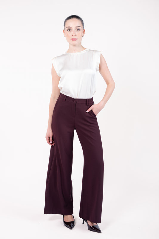 Top mini manches stretch naturel avec le pantalon maxi évasé bordeaux