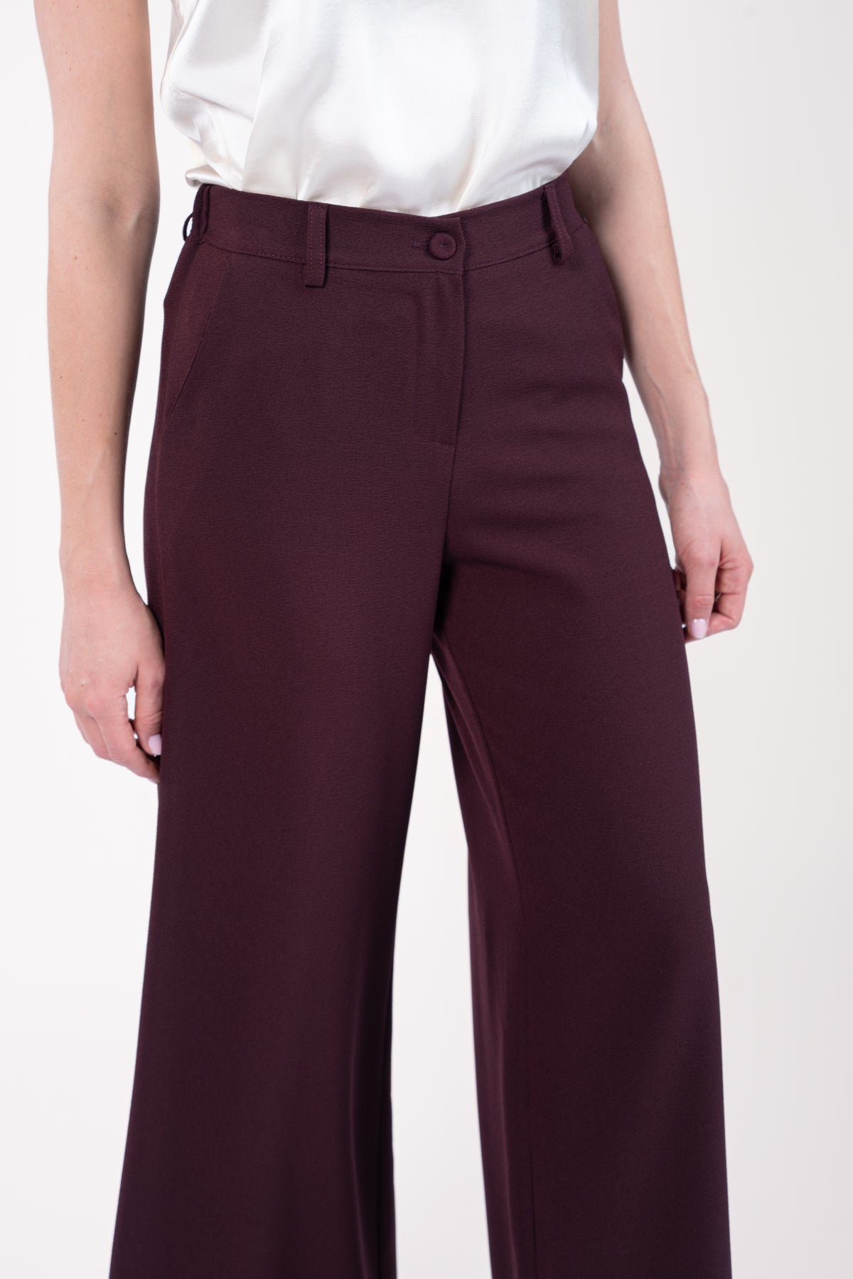 Top mini manches stretch naturel avec le pantalon maxi évasé bordeaux