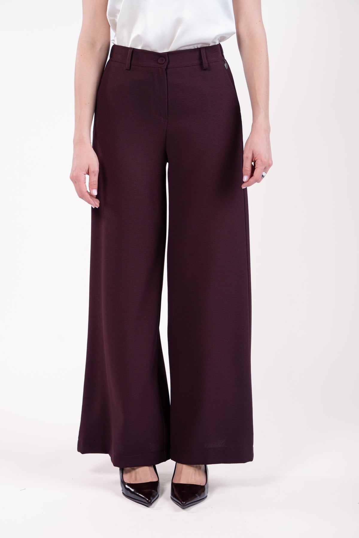 Top mini manches stretch naturel avec le pantalon maxi évasé bordeaux avec escarpin