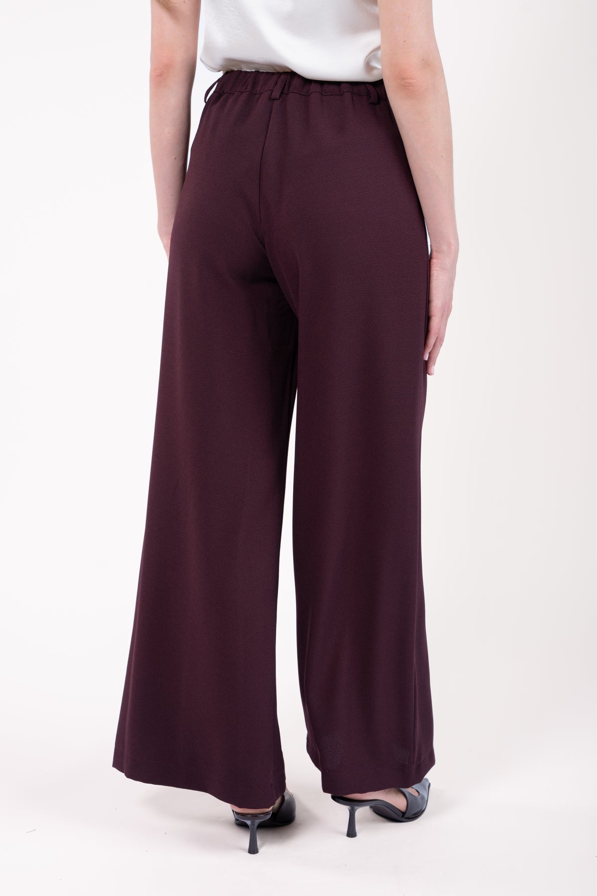 Top mini manches stretch naturel avec le pantalon maxi évasé bordeaux avec escarpin noir de dos