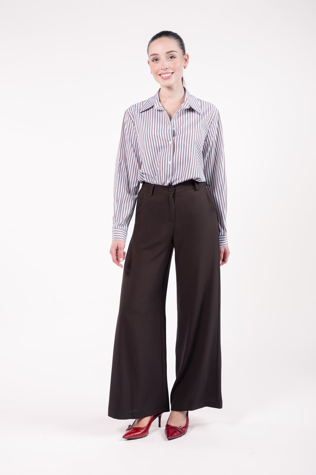 Chemise courte manches longues rayées choco avec pantalon maxi évasé marron avec escarpin rouge 