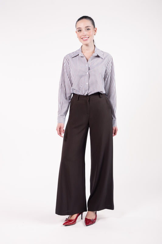 Chemise courte manches longues rayées choco avec pantalon maxi évasé marron avec escarpin rouge 