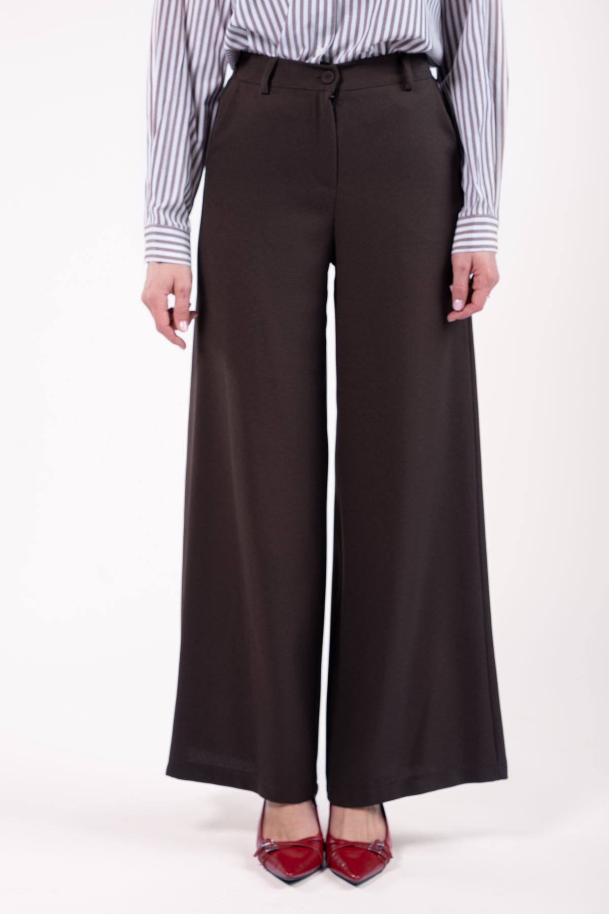 Chemise courte manches longues rayées choco avec pantalon maxi évasé marron avec escarpin rouge 