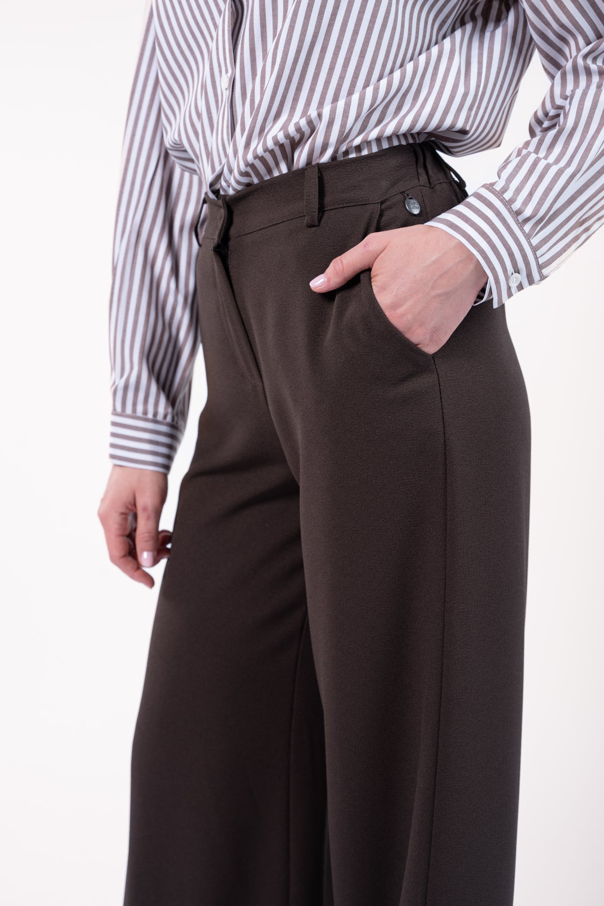 Chemise courte manches longues rayées choco avec pantalon maxi évasé marron