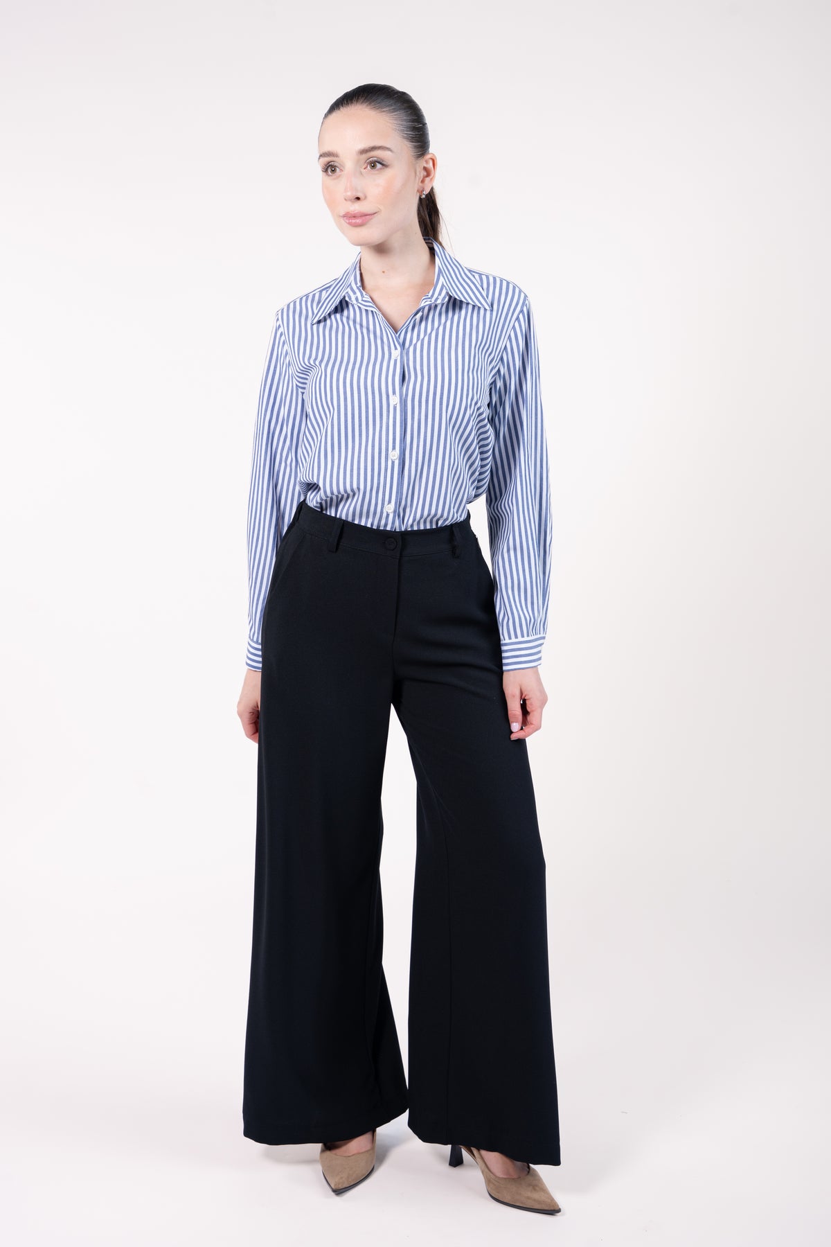 Chemise courte manches longues rayées marine et pantalon maxi évasé noir avec talon beige