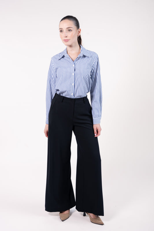 Chemise courte manches longues rayées marine et pantalon maxi évasé noir avec talon beige