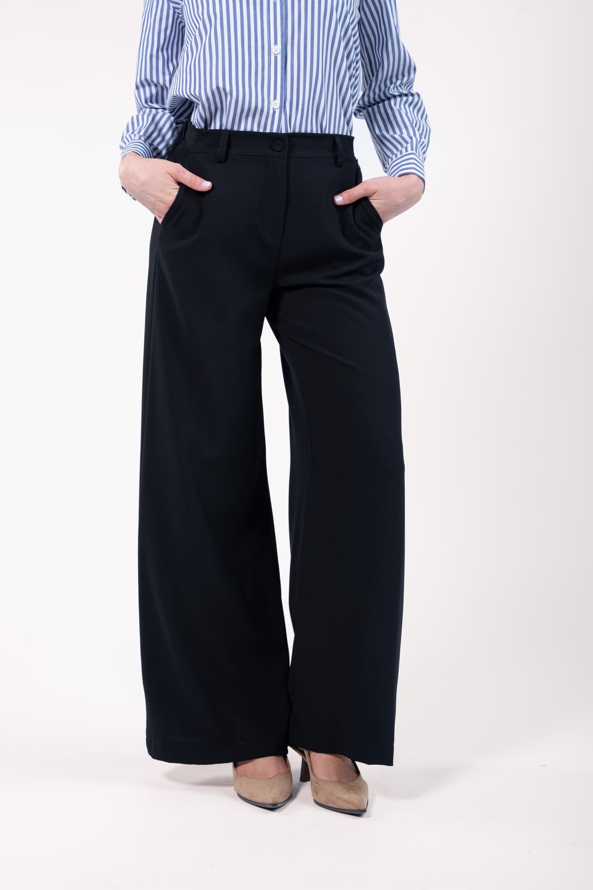Chemise courte manches longues rayées marine et pantalon maxi évasé noir avec talon beige