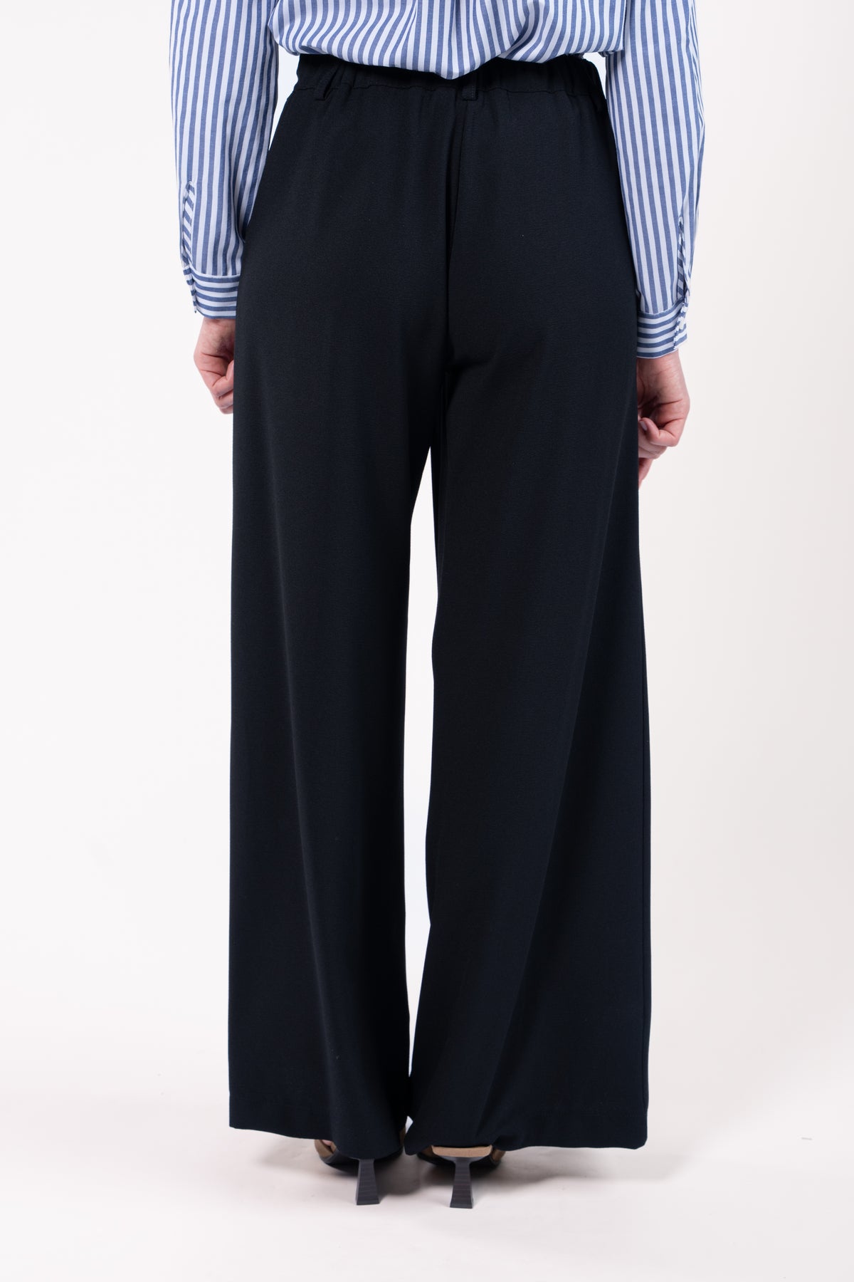 Chemise courte manches longues rayées marine et pantalon évasé 7/8ème revers noir avec talon de dos
