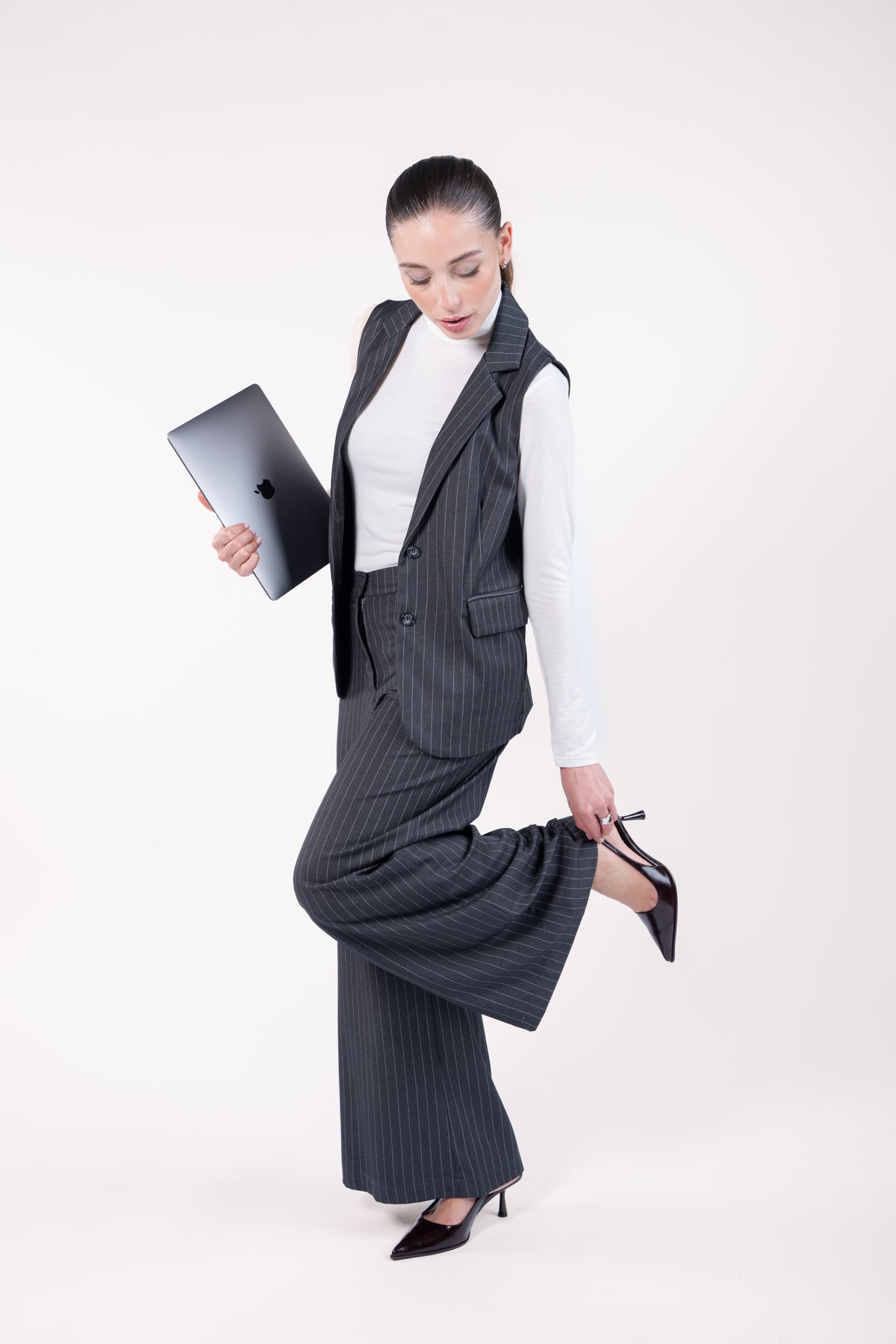 Veste sans manches et pantalon maxi évasé rayé gris et t-shirt craie avec escarpin 