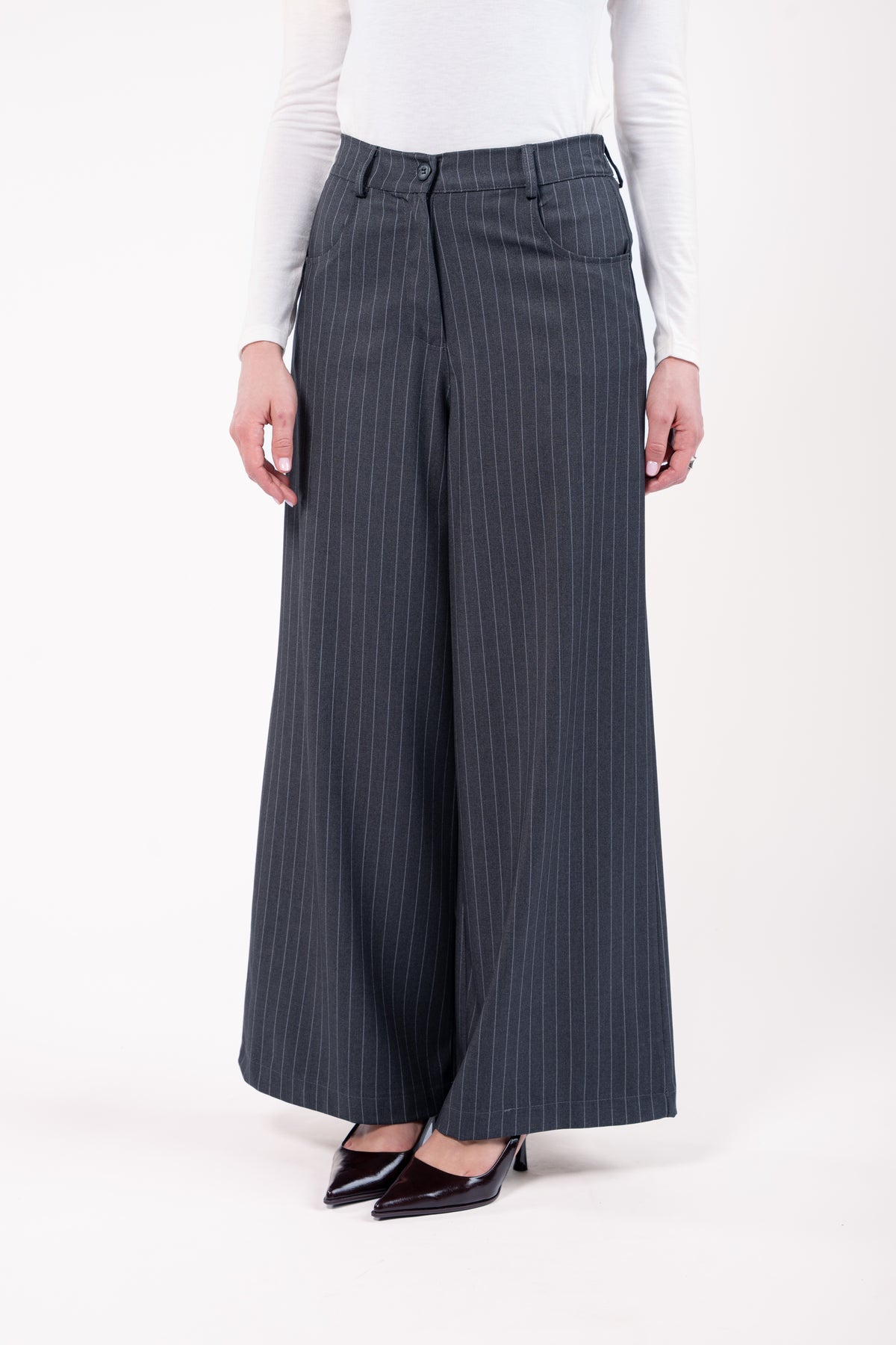 Pantalon maxi évasé rayé gris et t-shirt craie avec escarpin 