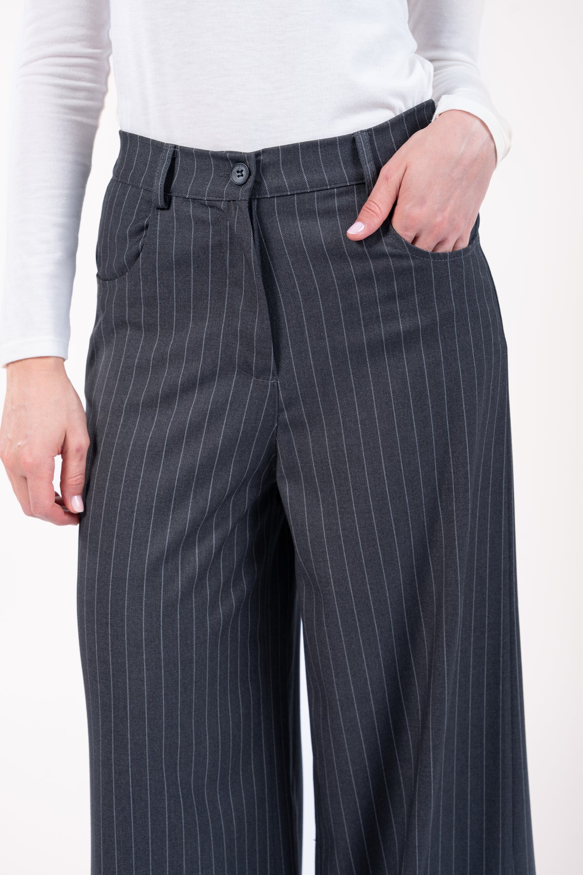Pantalon maxi évasé rayé gris et t-shirt craie 