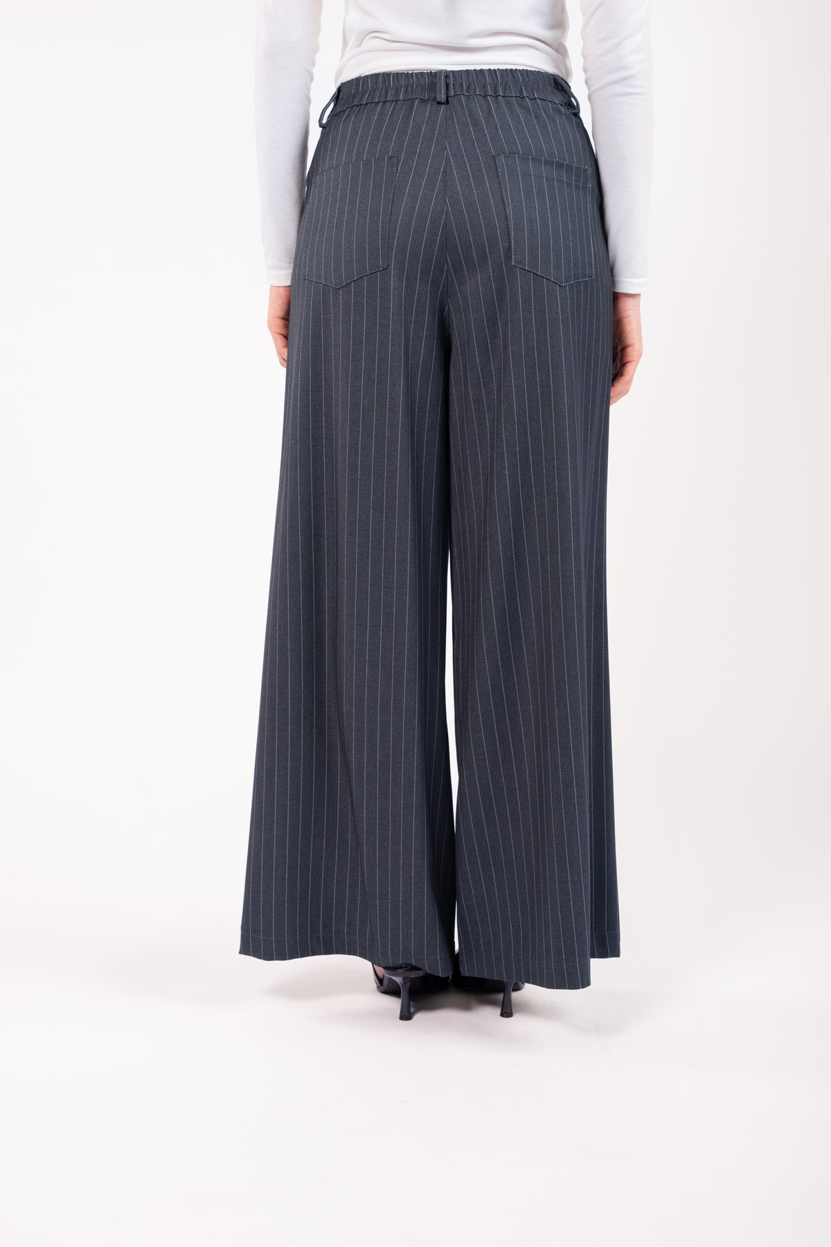 Pantalon maxi évasé rayé gris et t-shirt craie avec escarpin 