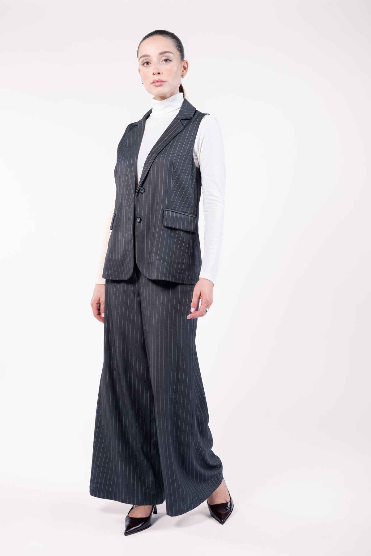 Veste sans manches et pantalon maxi évasé rayé gris et t-shirt craie avec escarpin 
