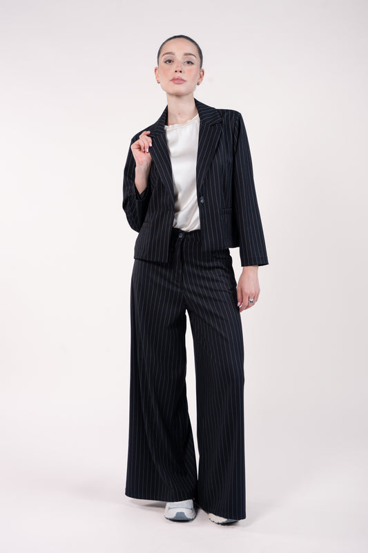 Veste spencer ample et pantalon maxi évasé rayé noir avec t-shirt naturel 