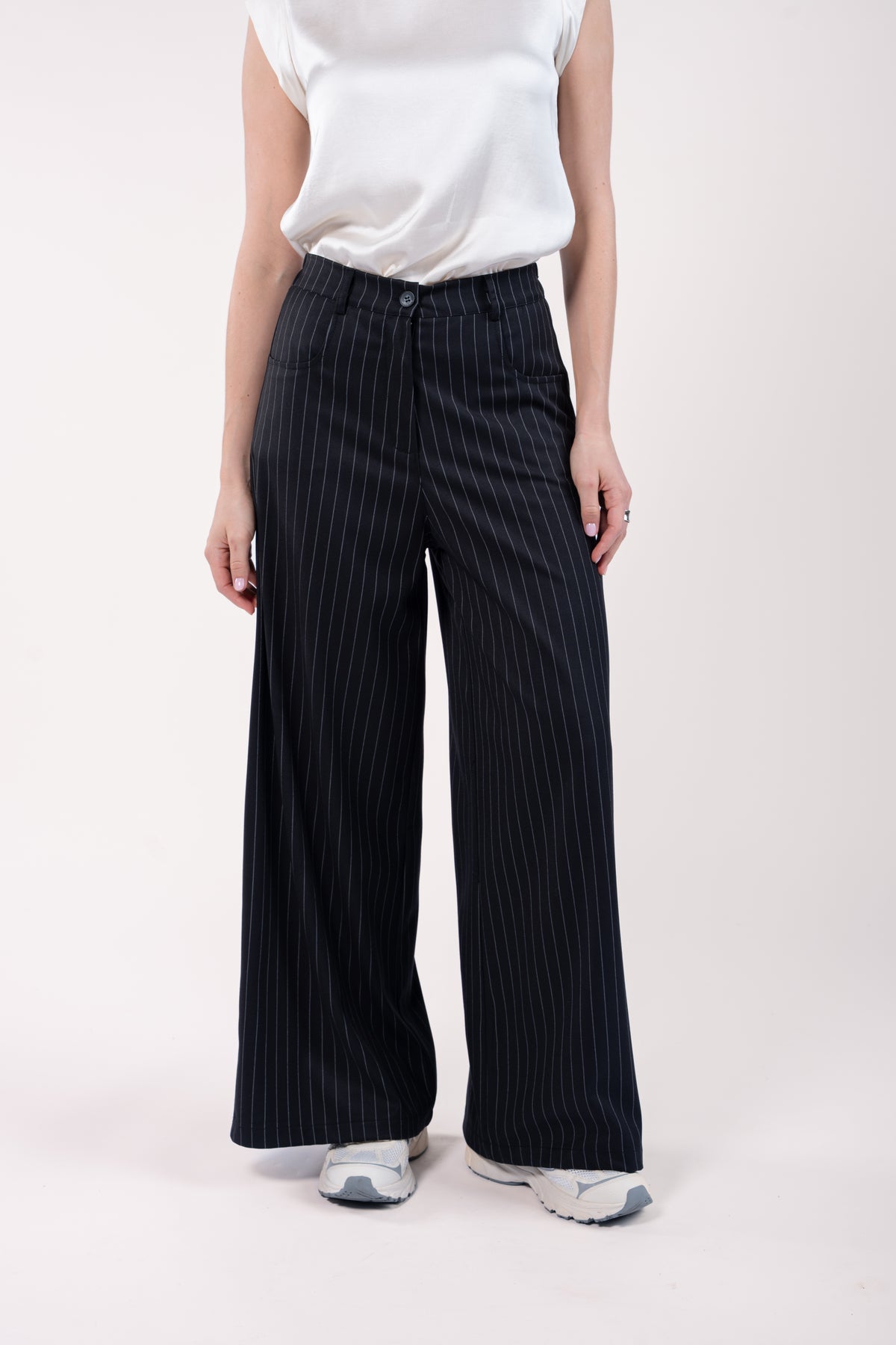 Pantalon maxi évasé rayé noir avec t-shirt naturel et basket blanche