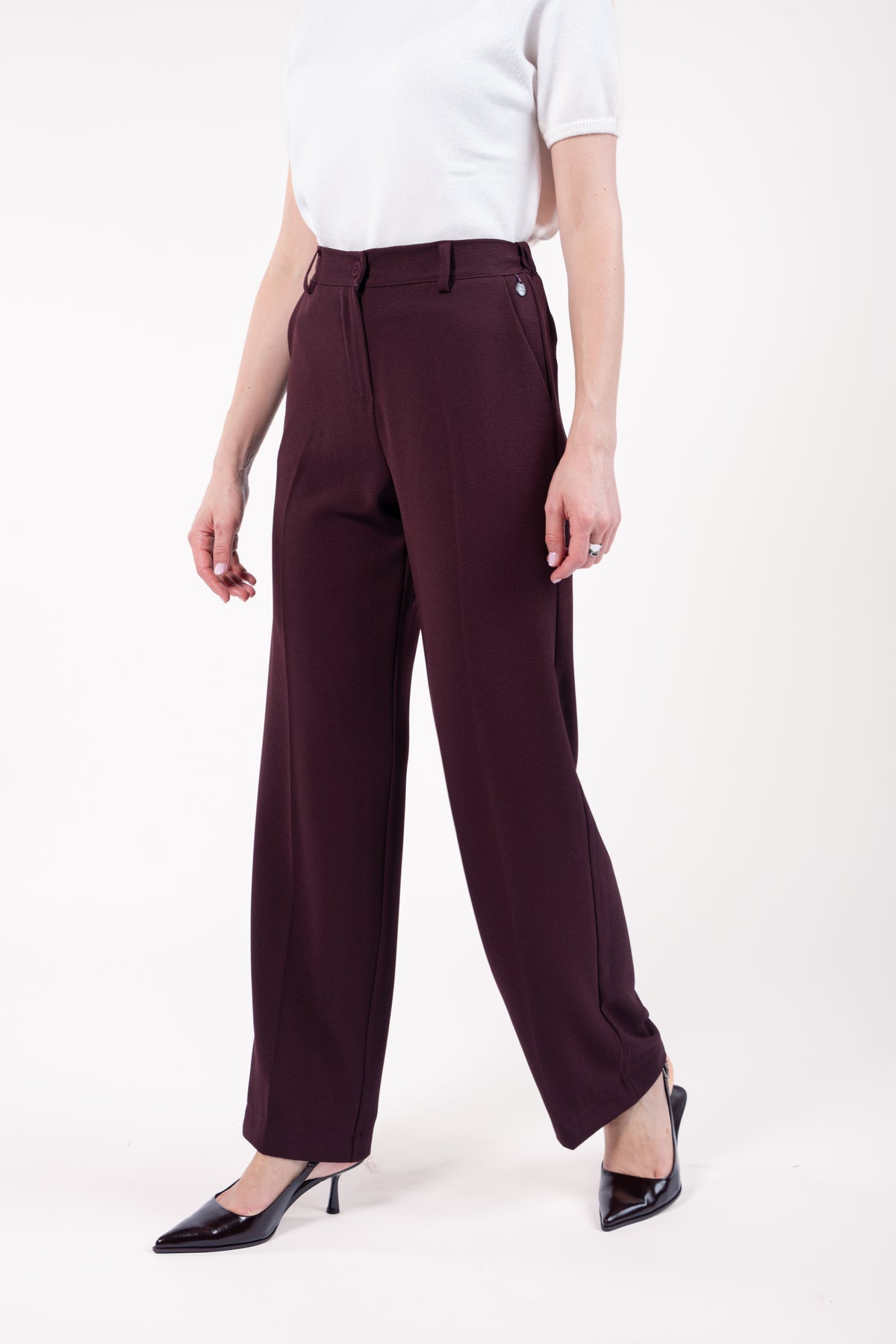 Pull col rond ample sans manches naturel et pantalon 7/8ème cigarette aubergine avec talon 