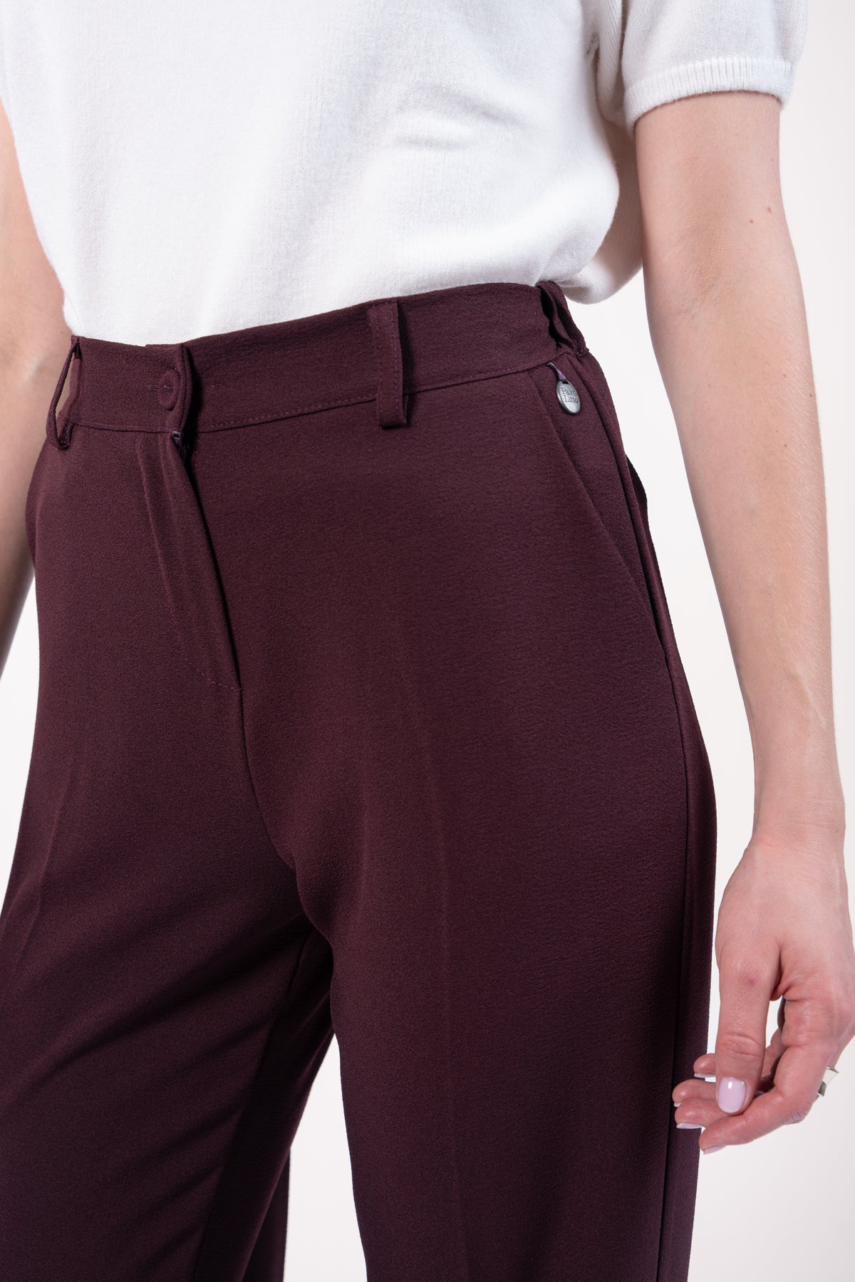 Pull col rond ample sans manches naturel et pantalon 7/8ème cigarette aubergine