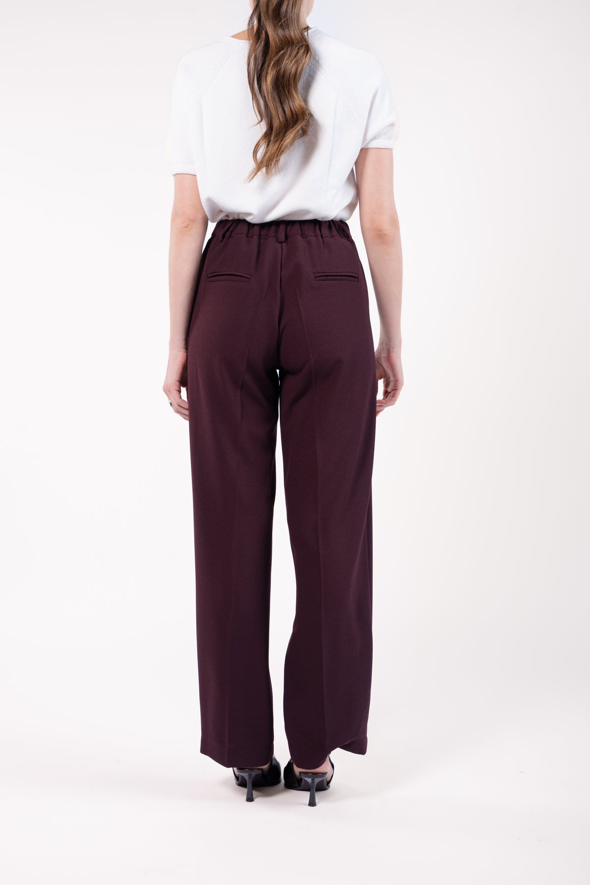 Pull col rond ample sans manches naturel et pantalon 7/8ème cigarette aubergine avec talon de dos