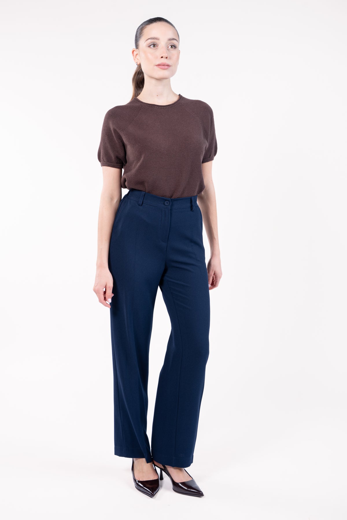 Pull court col rond manches courtes brun et pantalon évasé long marine avec escarpin