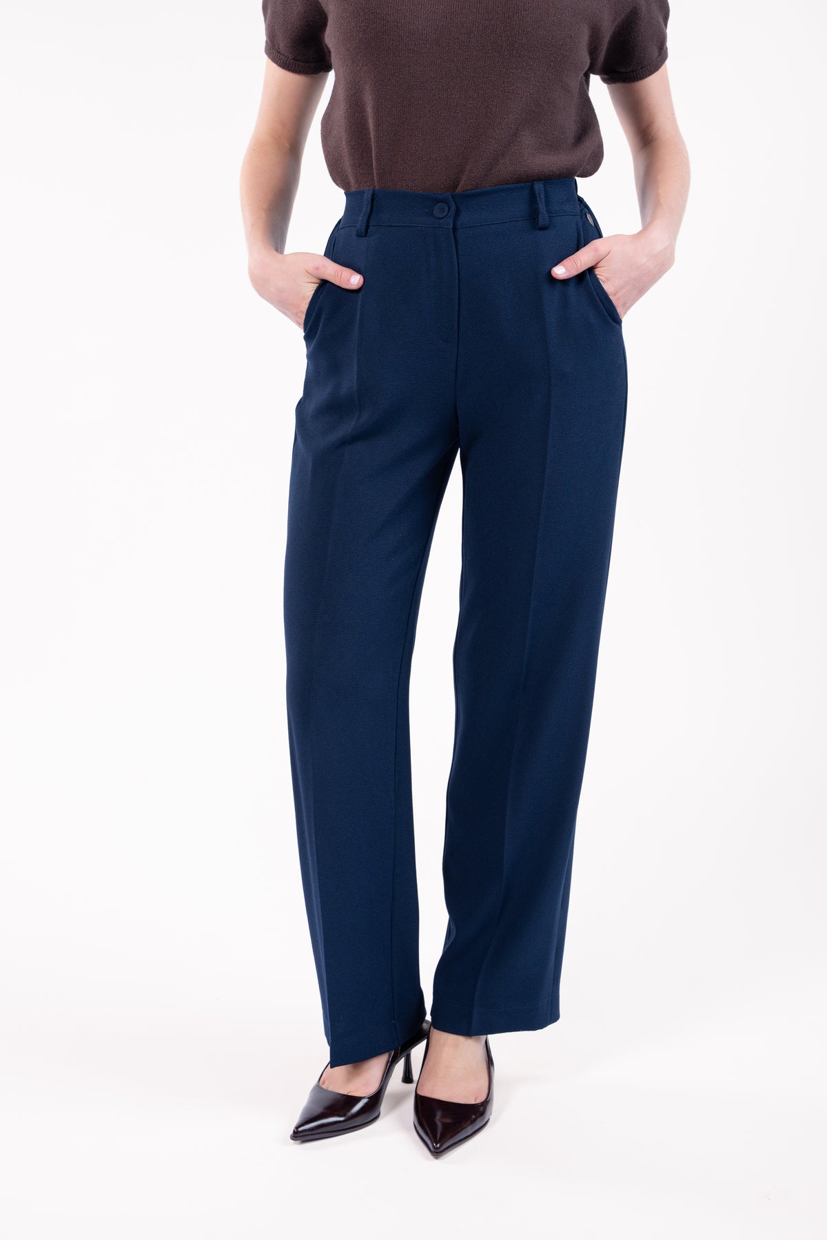 Pull court col rond manches courtes brun et pantalon évasé long marine avec escarpin