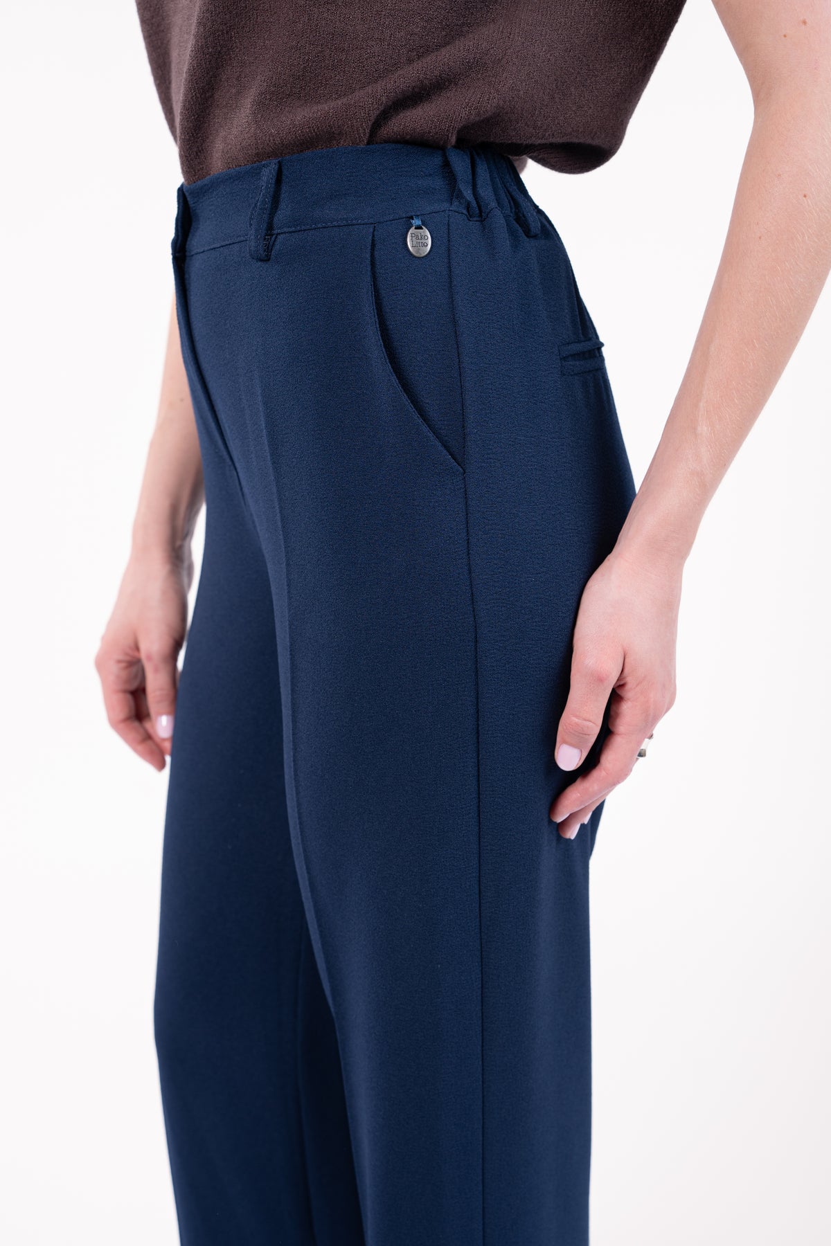 Pull court col rond manches courtes brun et pantalon évasé long marine