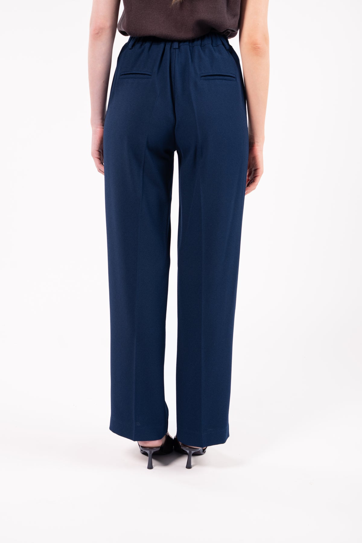 Pull court col rond manches courtes brun et pantalon évasé long marine de dos