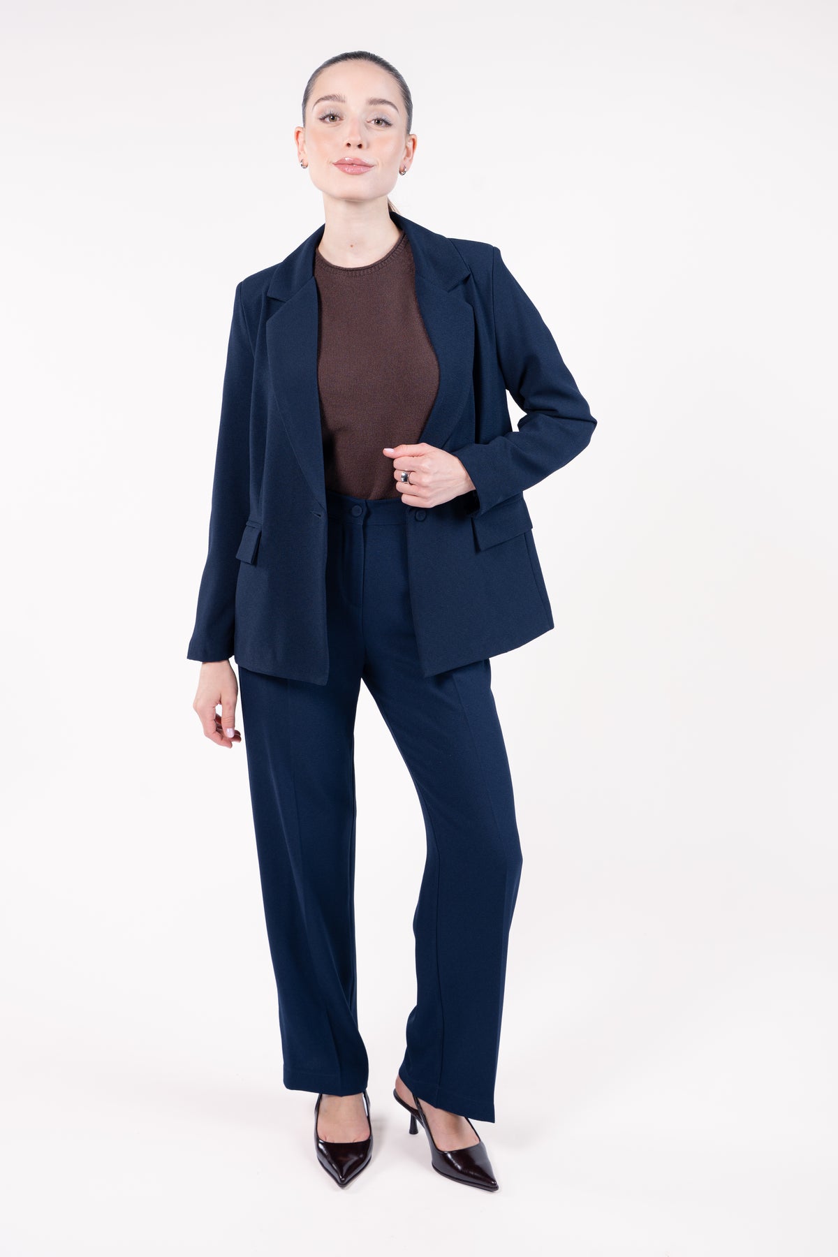 Blazer ample doublure PL marine avec pull court col rond manches courtes brun et pantalon évasé long marine et escarpin