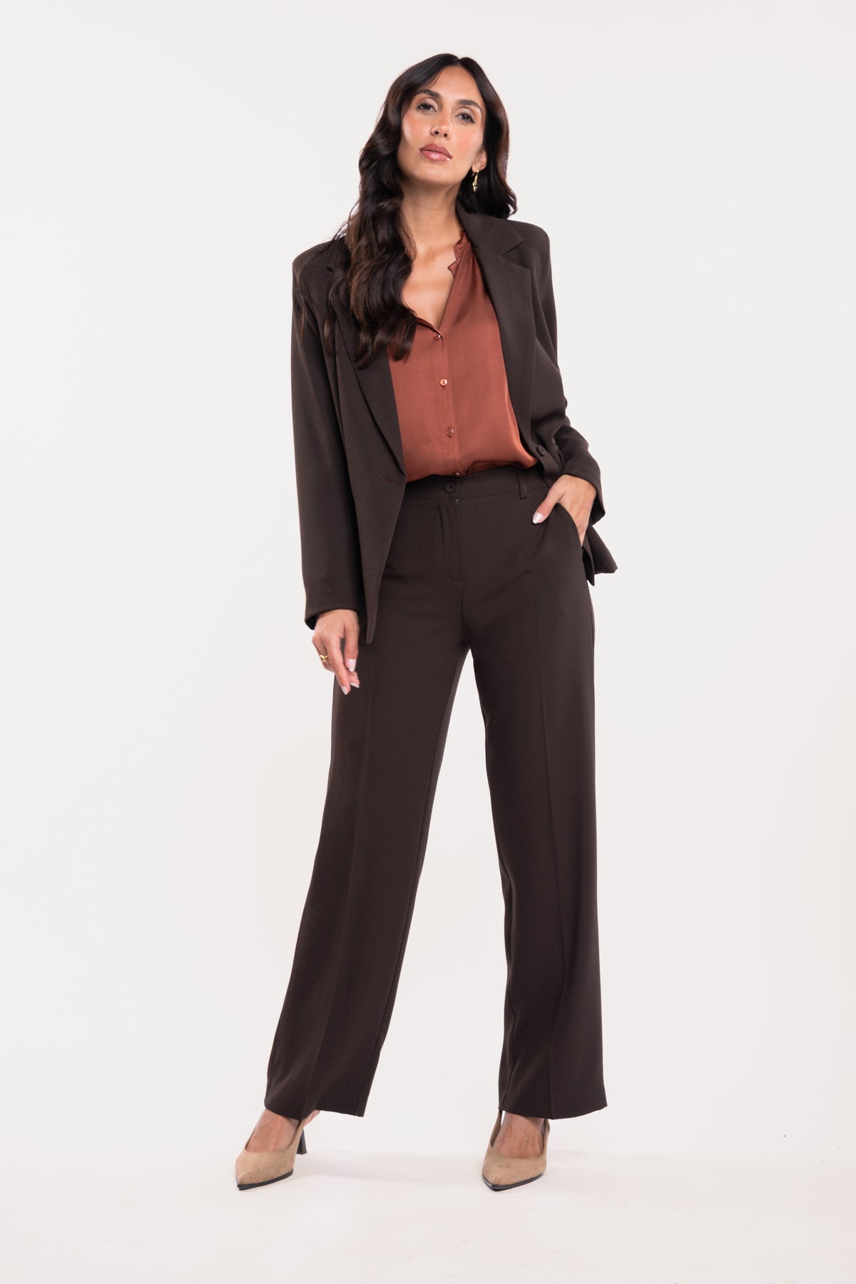 Blazer ample doublure PL marron avec une chemise col plissé acajou et pantalon maxi évasé marron 