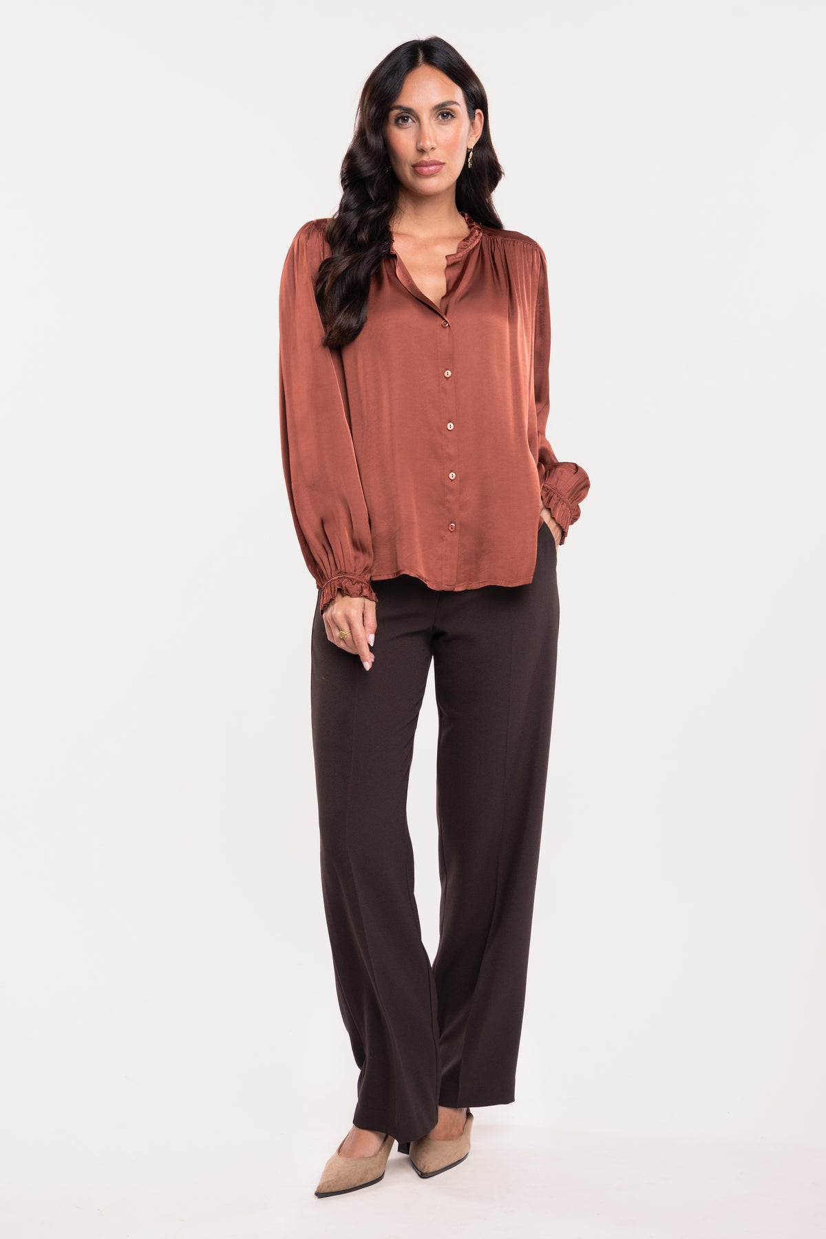 Chemise col plissé acajou et pantalon maxi évasé marron 