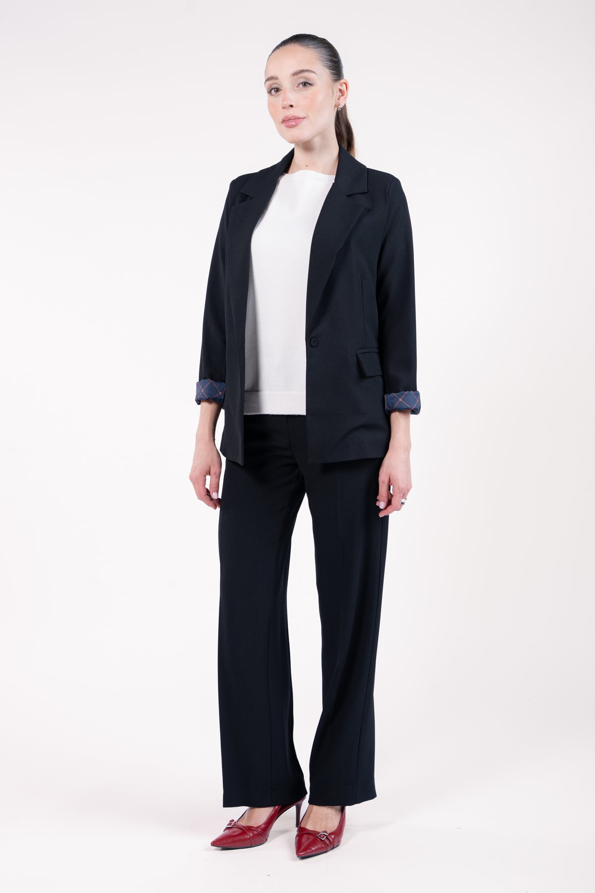 Blazer ample doublure PL noir avec pull col rond ample sans manches naturel avec pantalon évasé long noir et escarpin rouge