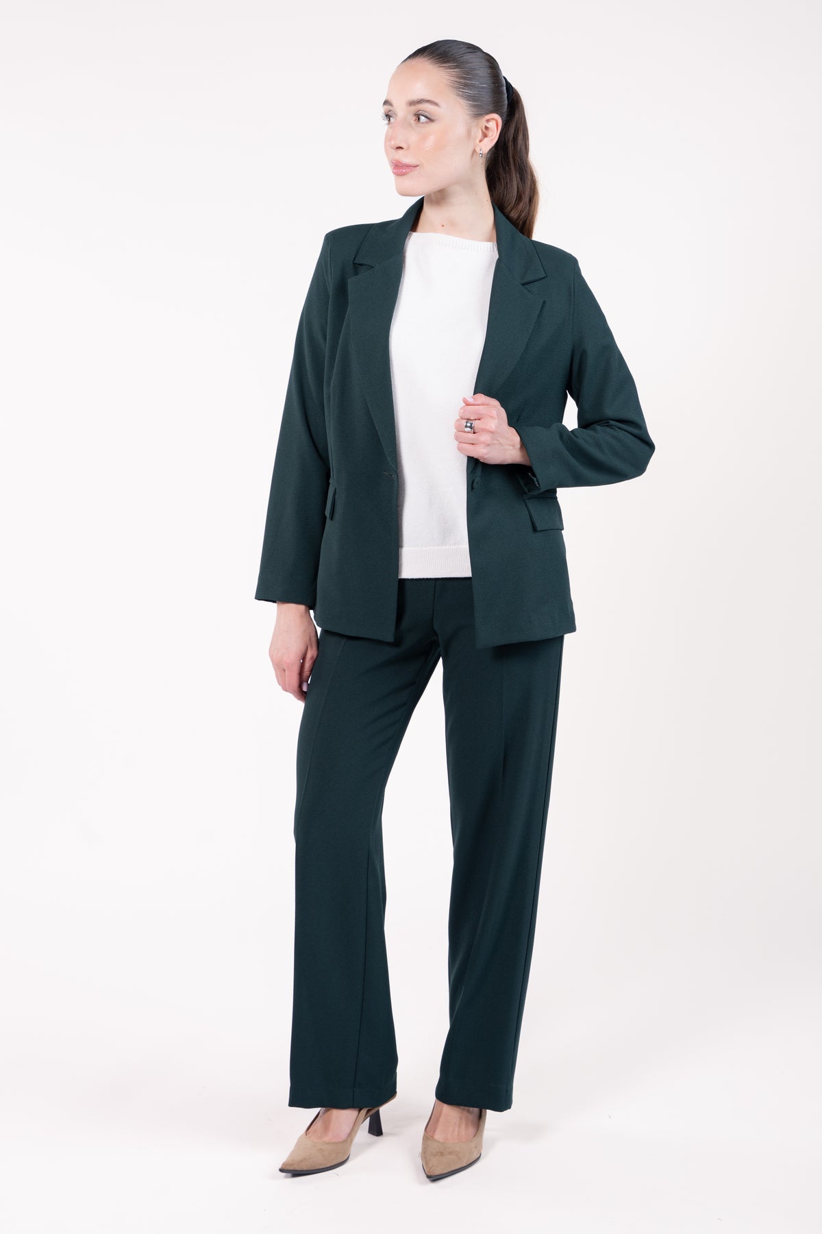 Blazer ample doublure PL vert avec pull col rond ample sans manches naturel, pantalon évasé long vert et talon beige