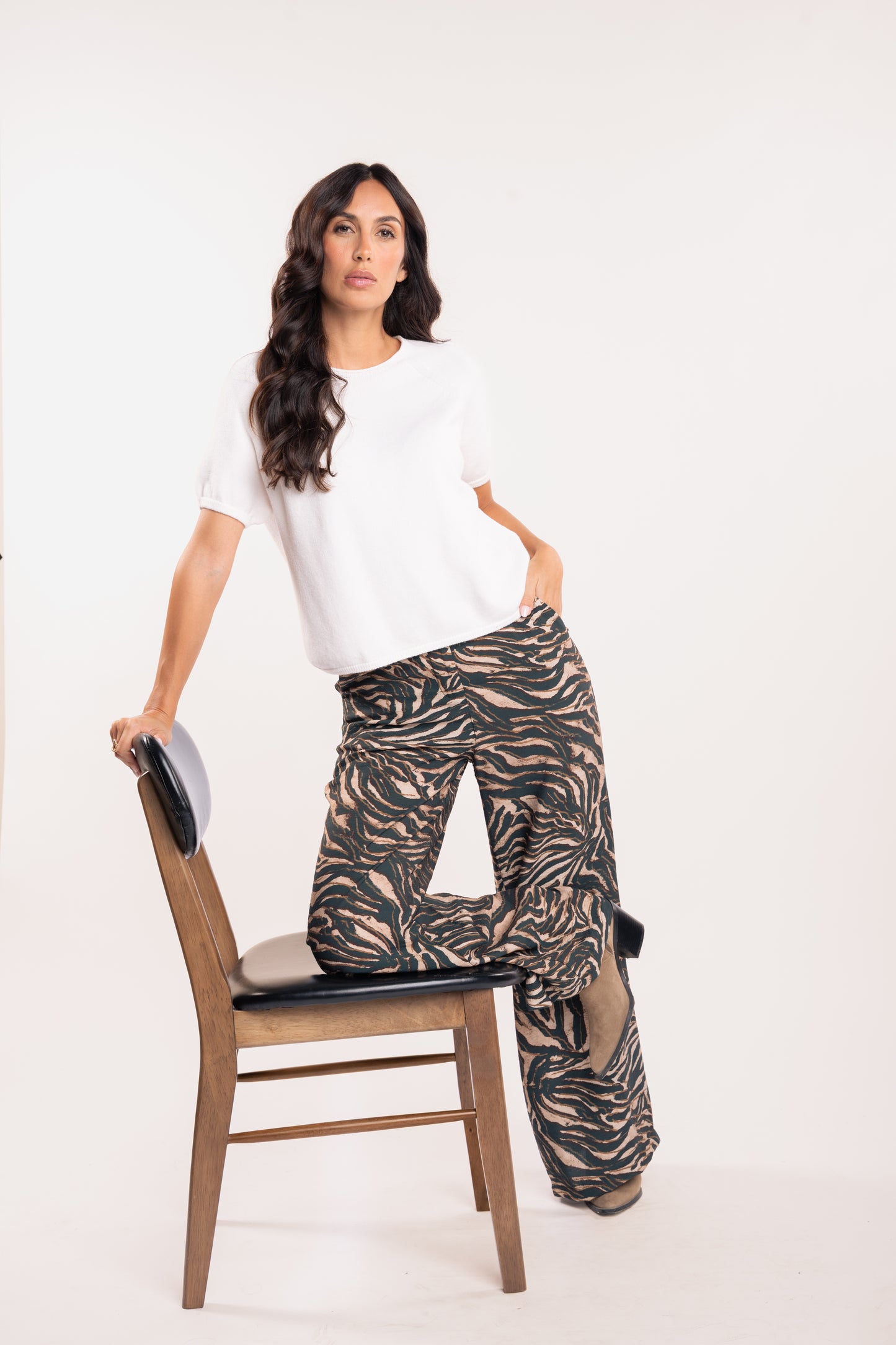 Pull manche courte écru et pantalon zèbre vert 