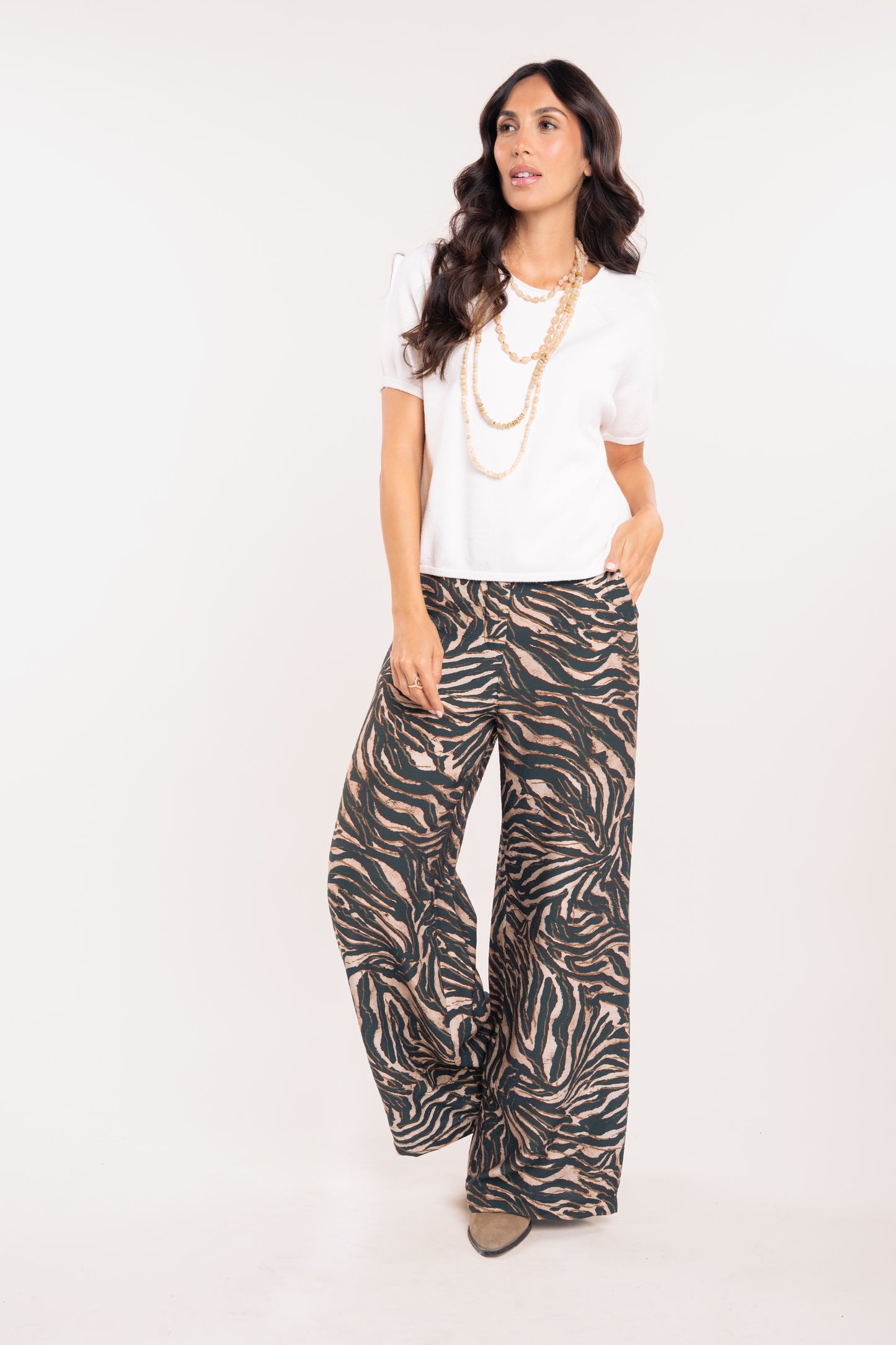 Pull manche courte écru et pantalon zèbre vert 