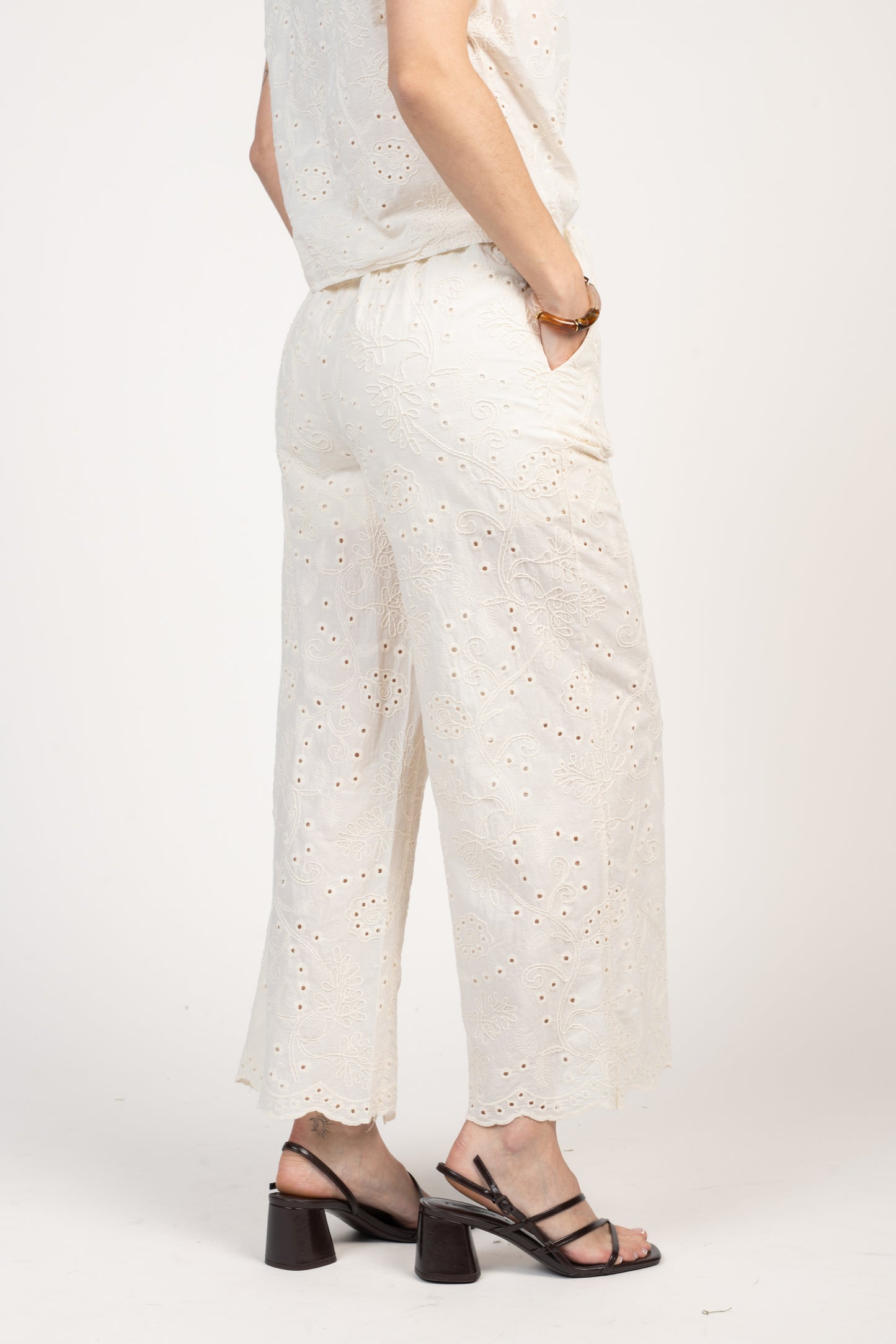 PANTALON BRODÉ 7/8ÈME ÉCRU FLORA