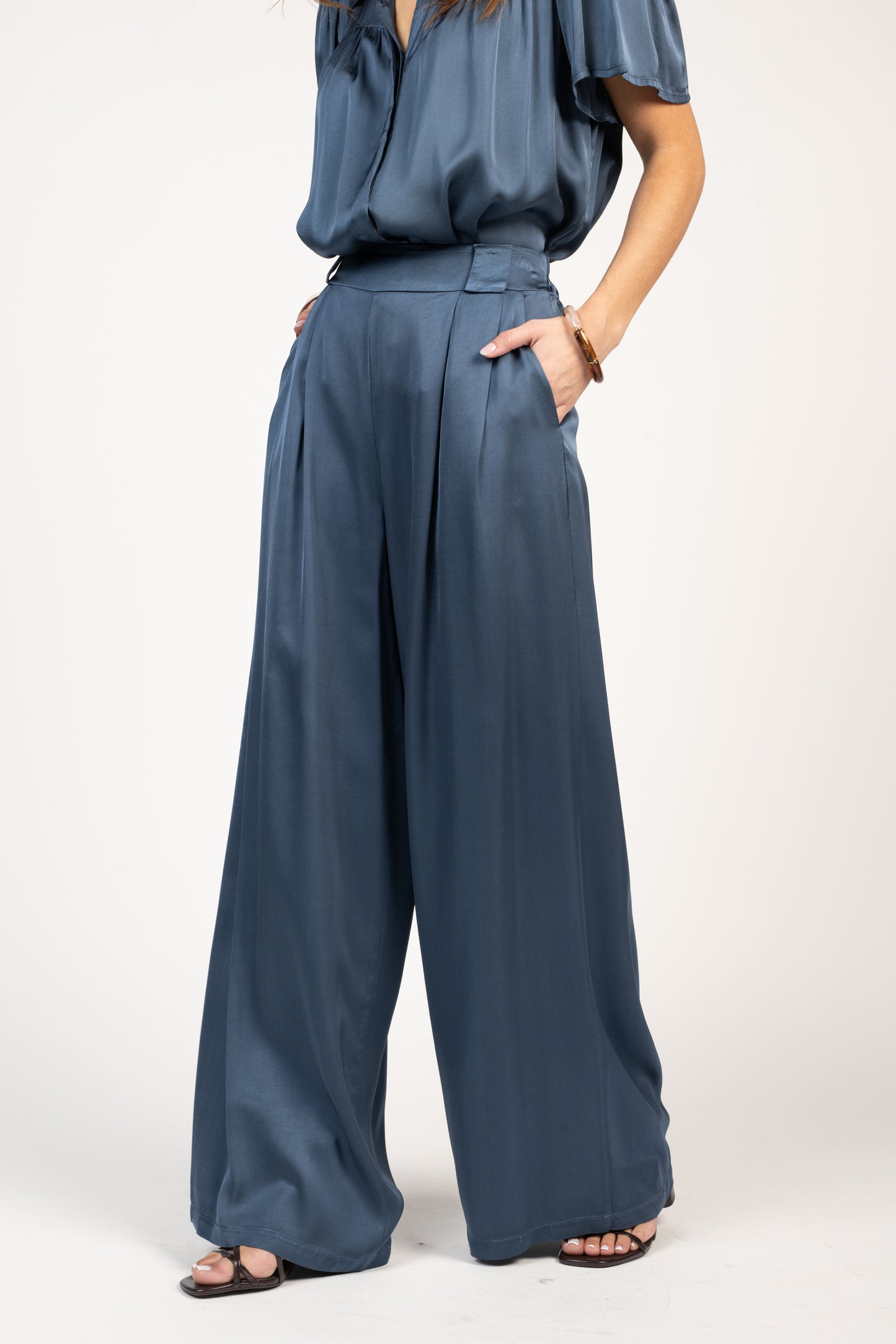 PANTALON SATINÉ ÉVASÉ EULALIE BLEU