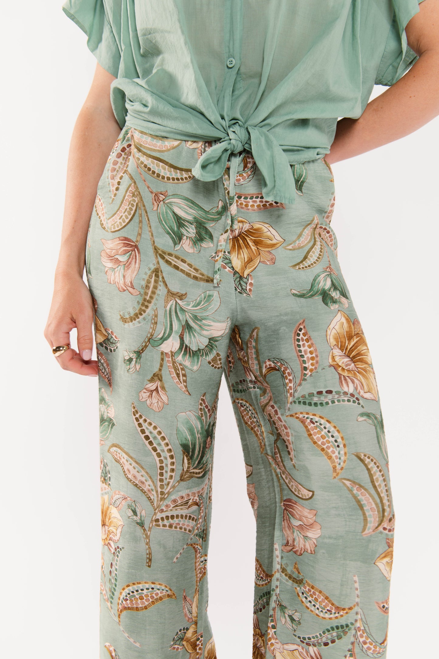 PANTALON À FLEURS ESMÉ VERT D'EAU