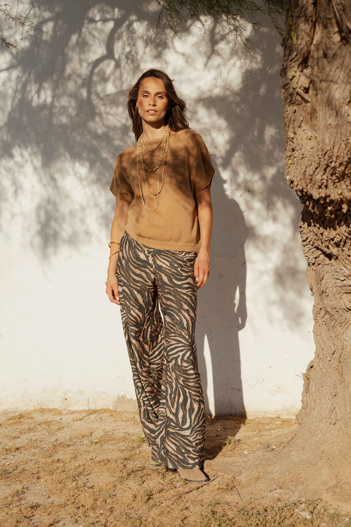 Pull ample camel et pantalon imprimé zèbre vert 