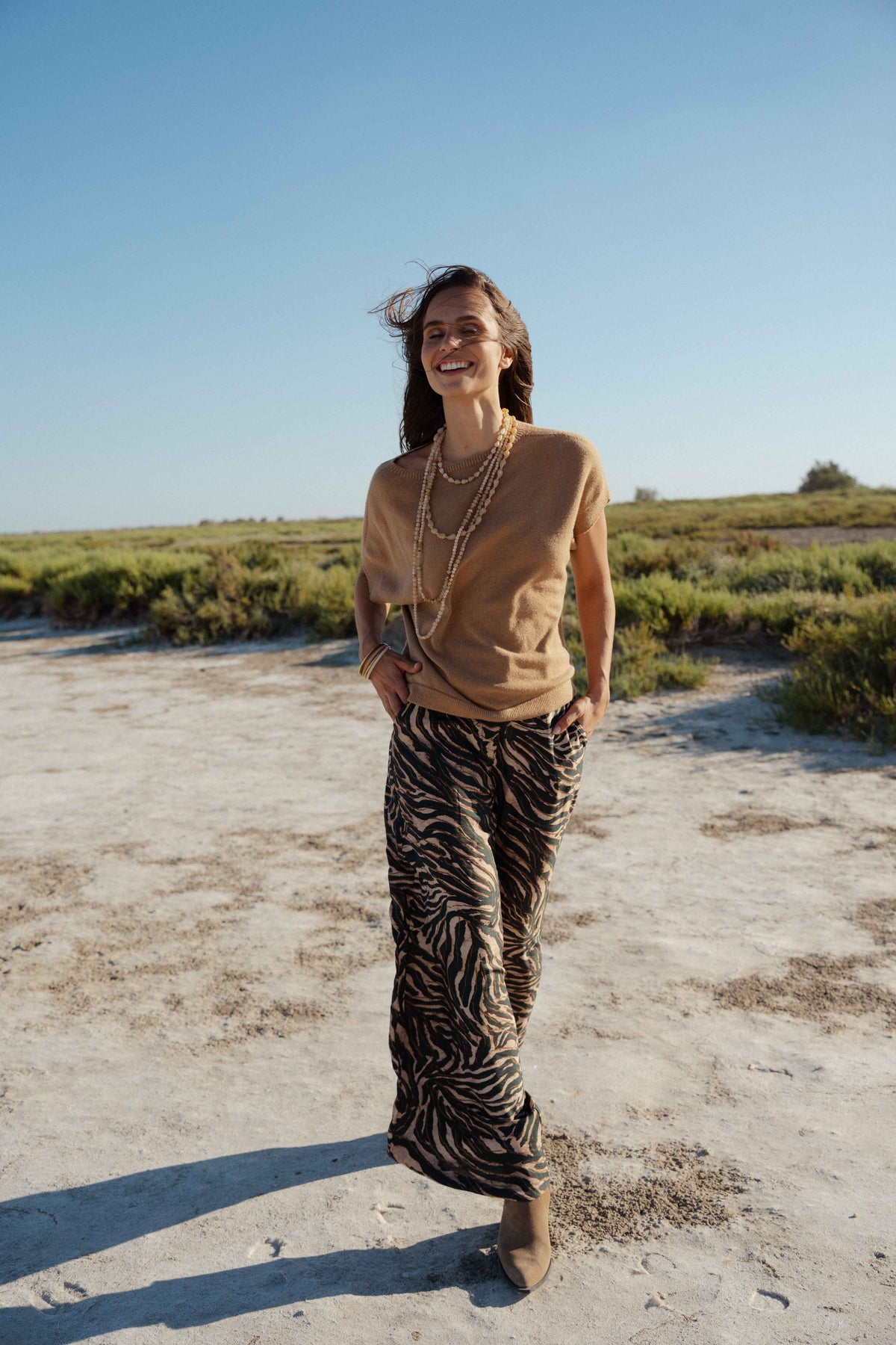 Pull ample camel et pantalon imprimé zèbre vert 