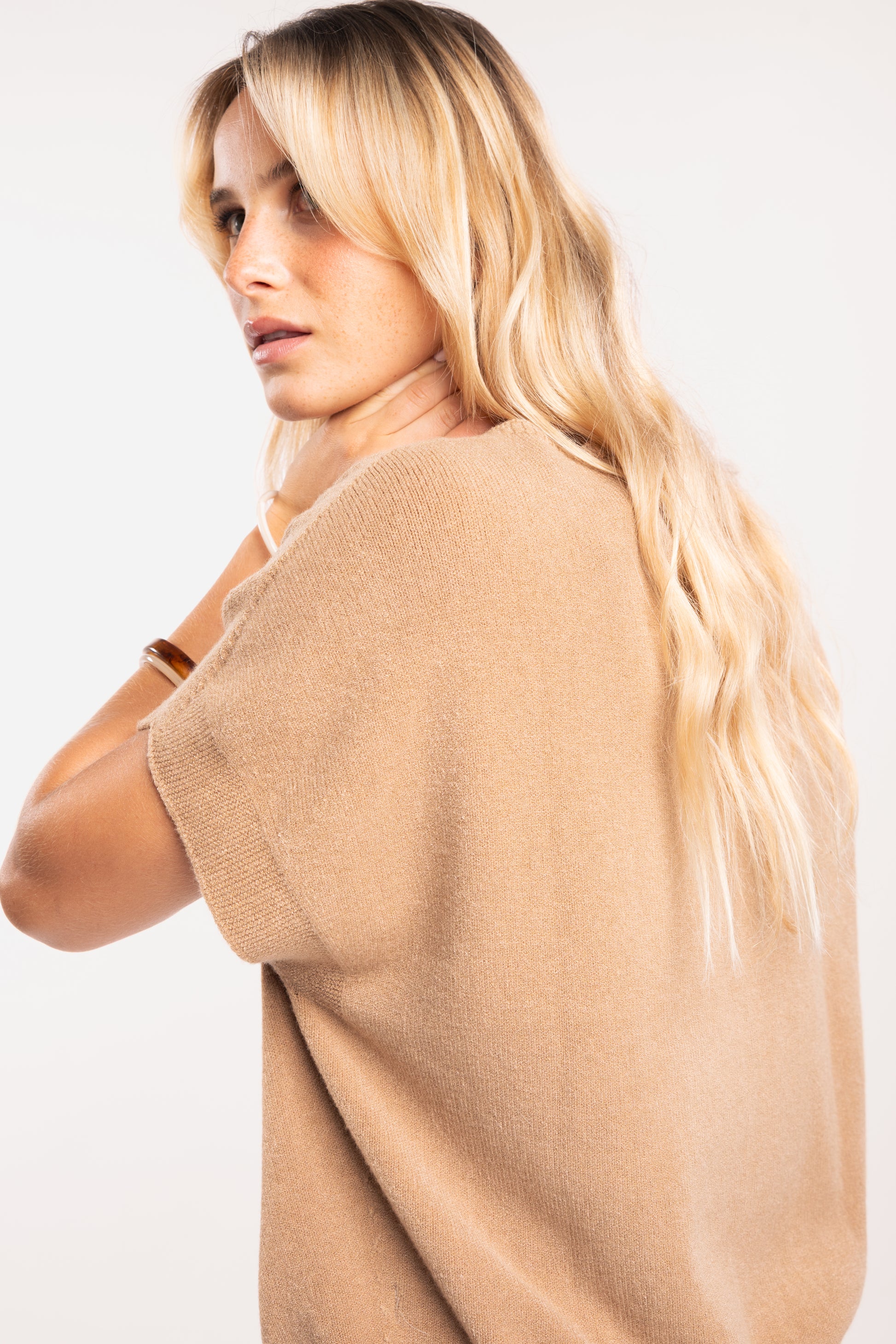 Pull ample femme camel de dos
