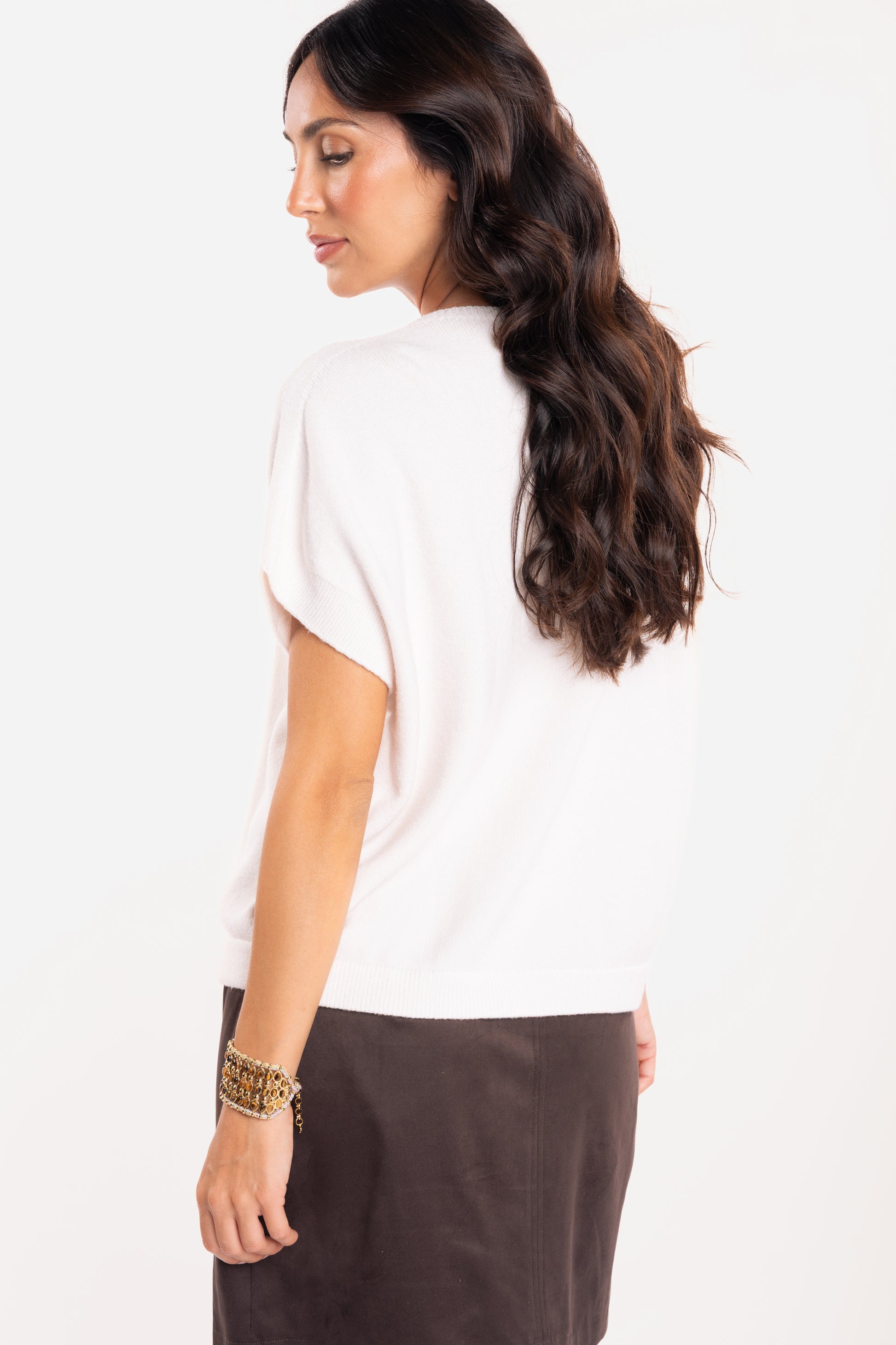 Pull ample femme écru et jupe courte choco de dos