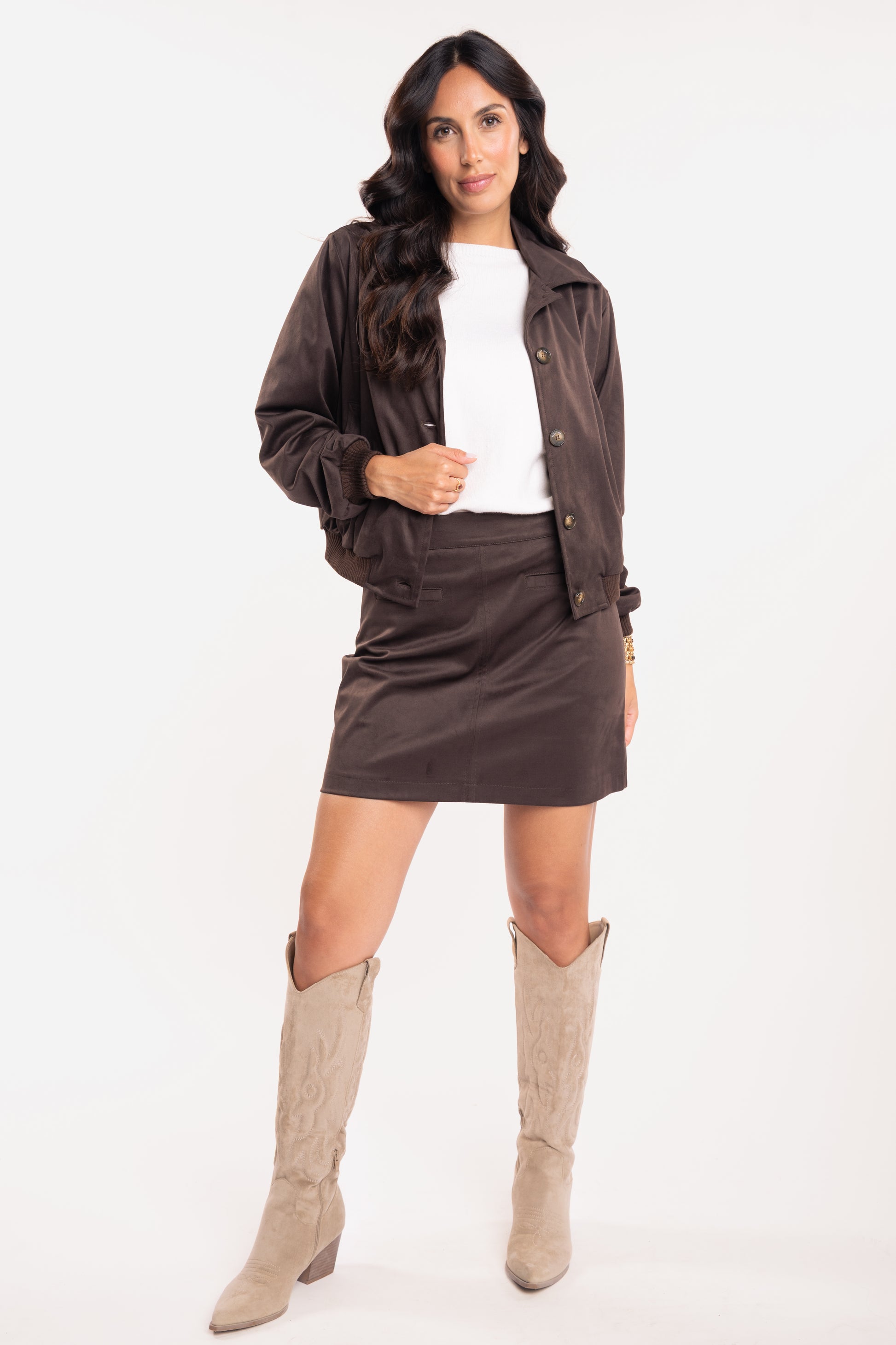 Veste suédine marron, pull ample femme écru, jupe courte choco et marron